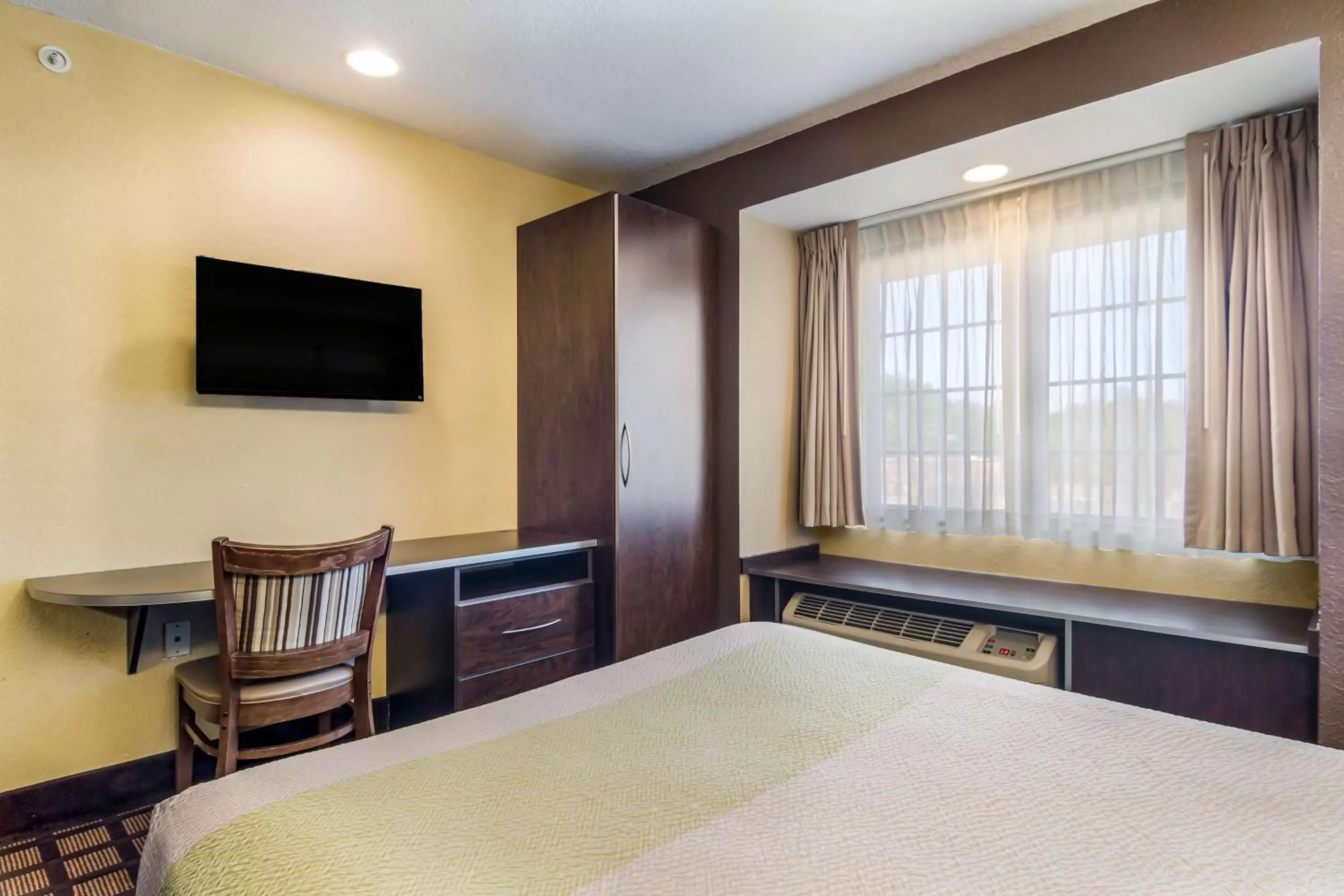 Queen Room - Non-Smoking in Motel 6-Canton, GA