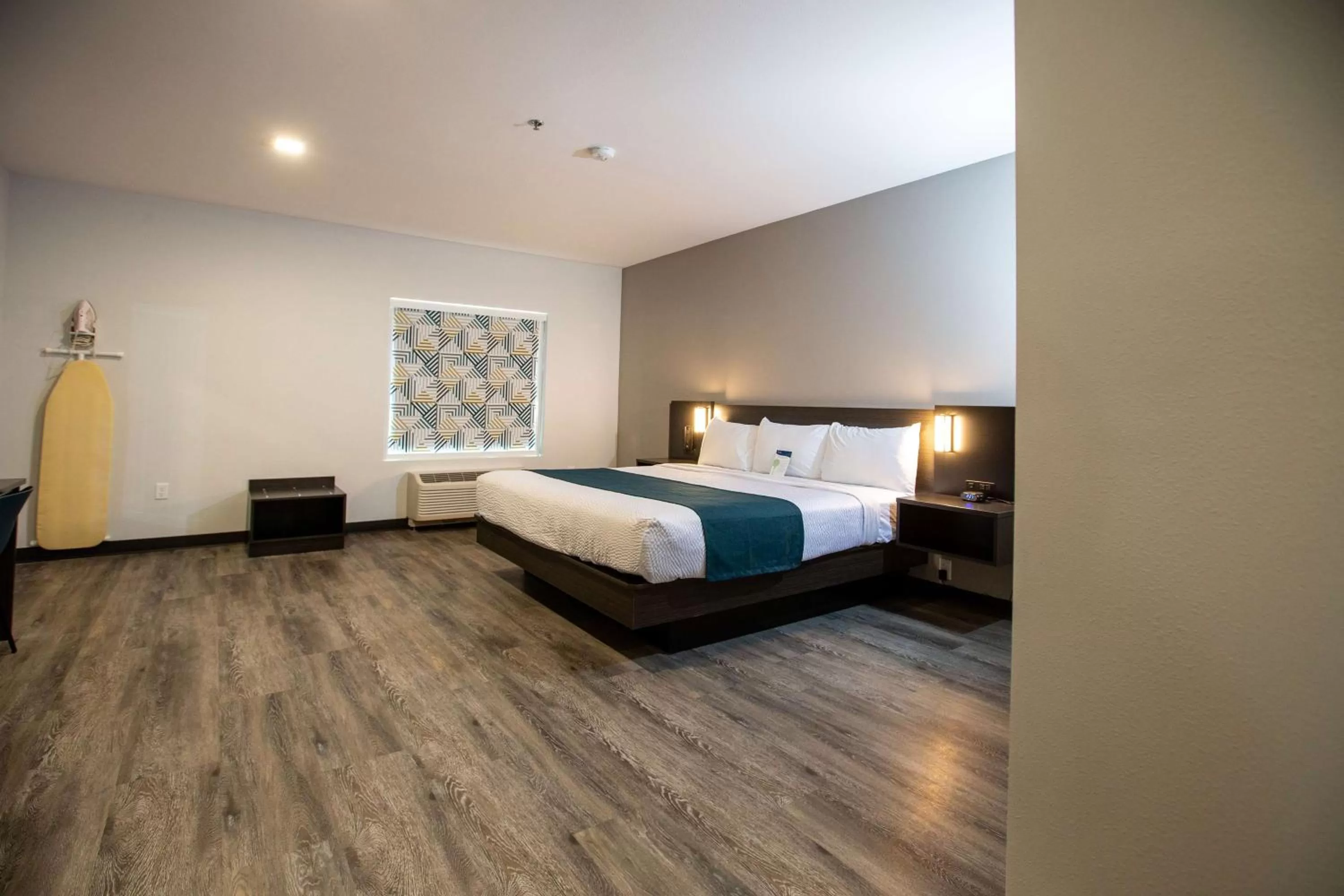 Deluxe King Room - Non-Smoking in Studio 6 North Platte, NE - East