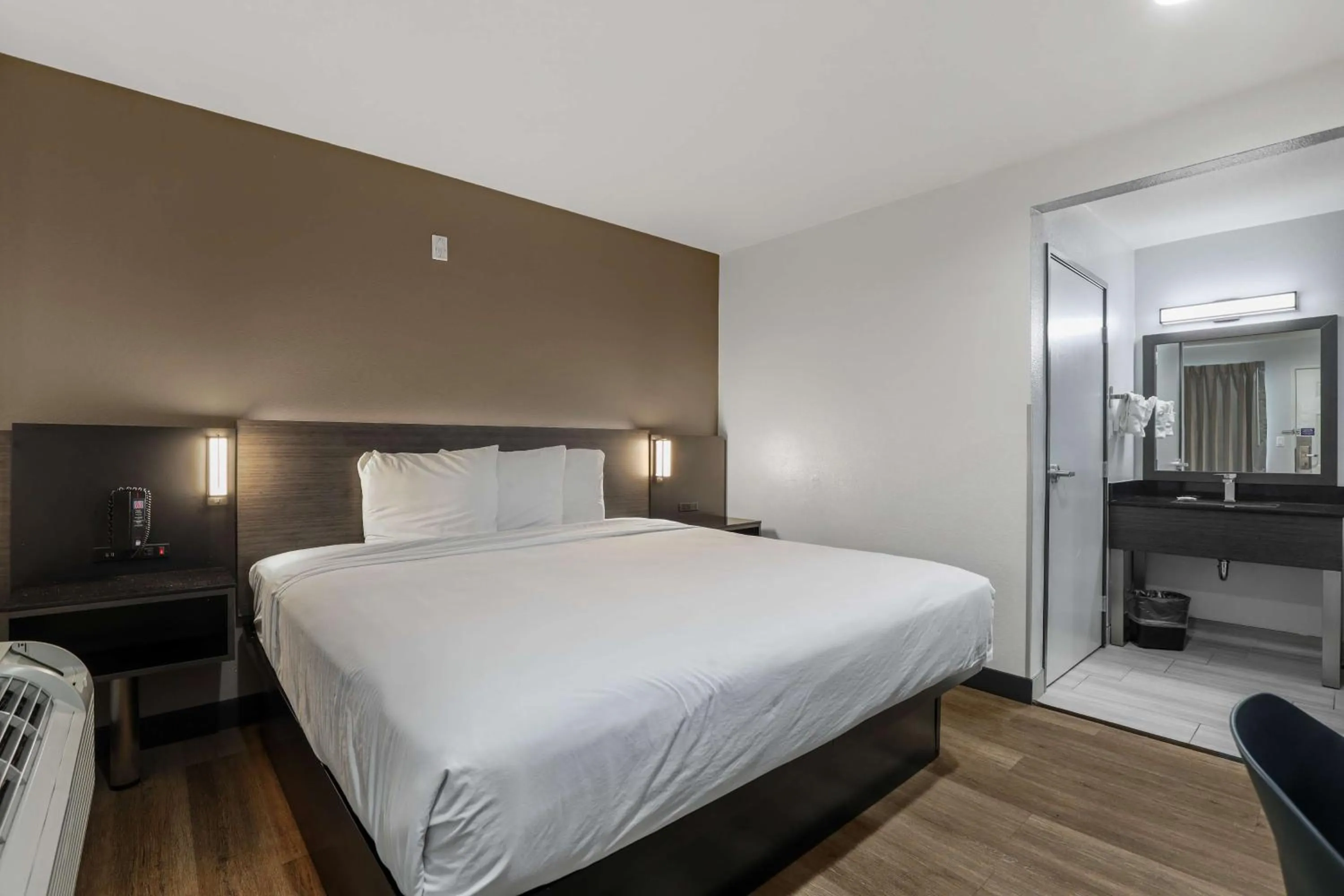 Deluxe King Room - single occupancy in Motel 6-Escondido, CA