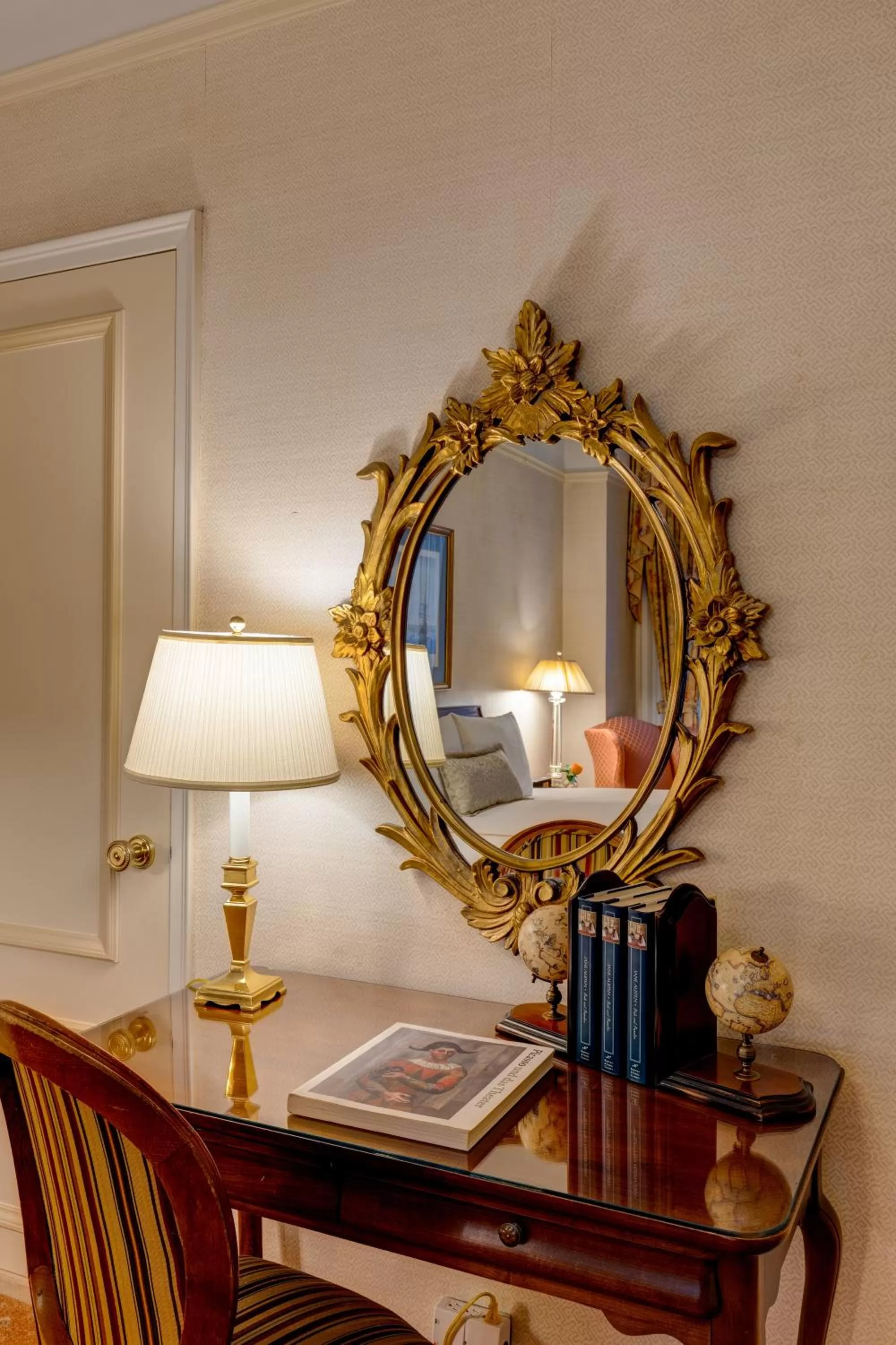 Deluxe King Room in Hotel Elysee by Library Hotel Collection