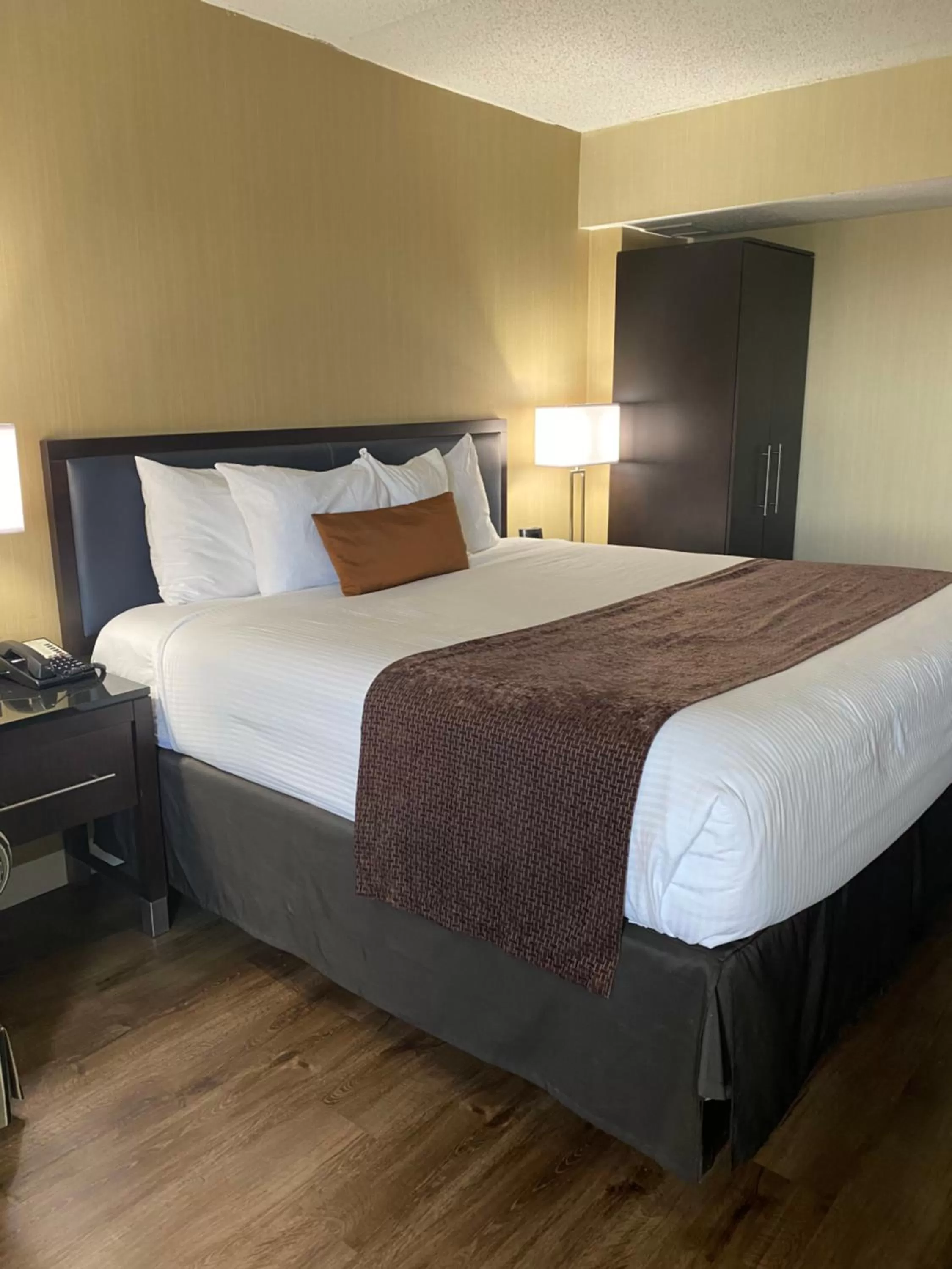 Deluxe King Room - Disability Access/Non-Smoking in Wingate by Wyndham Springfield