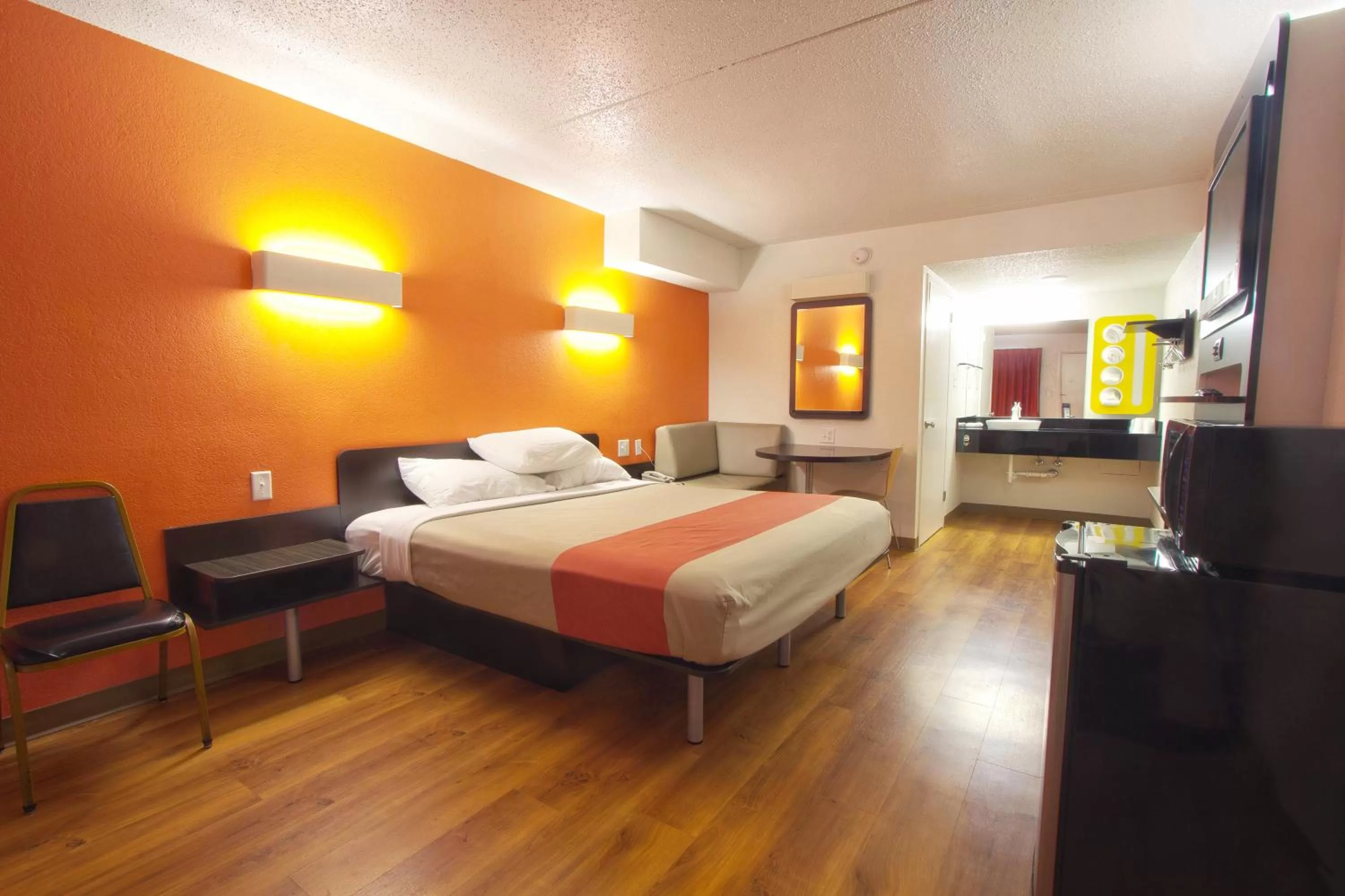 Deluxe King Room - single occupancy in Motel 6-Piscataway, NJ