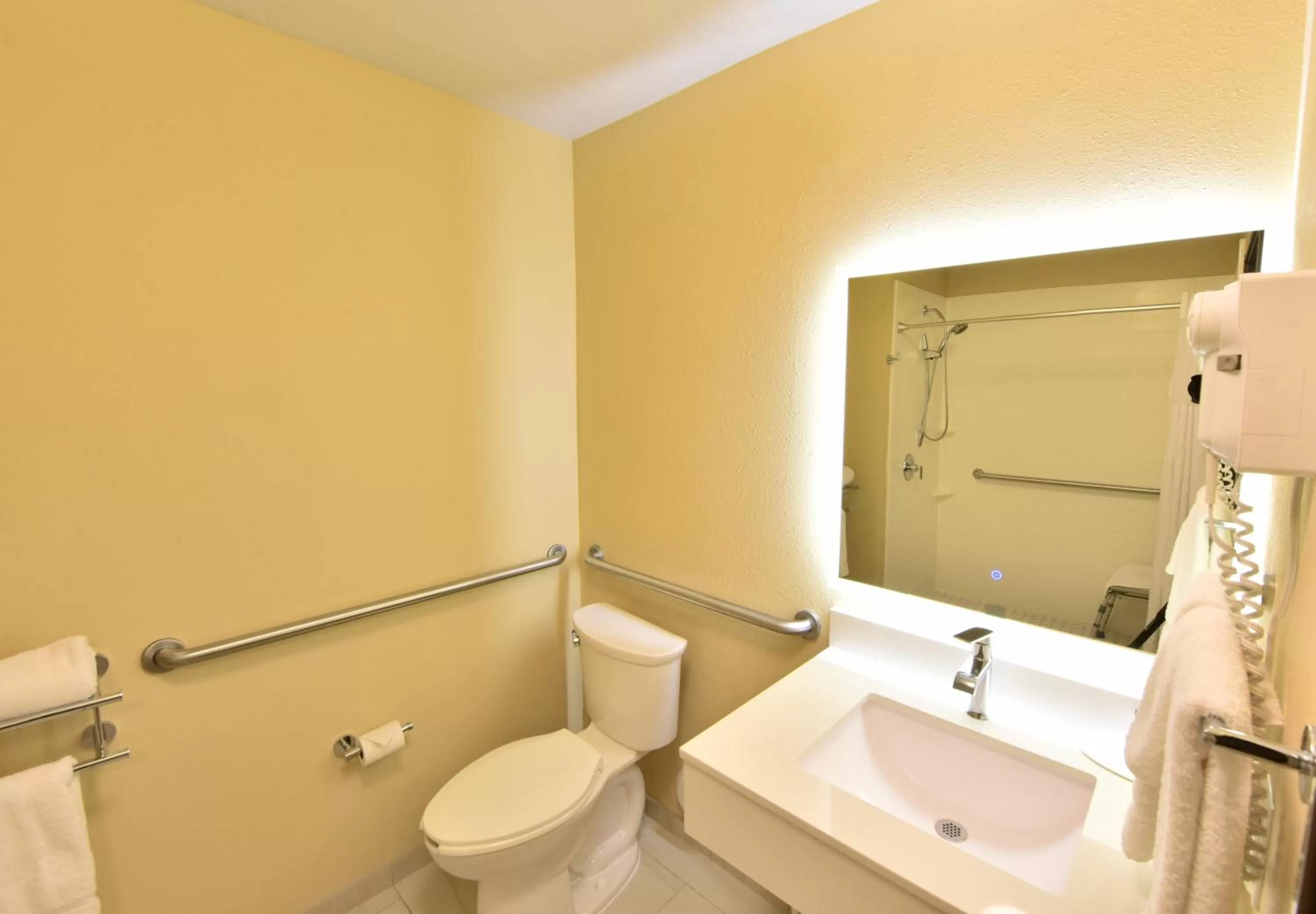 King Room - Mobility Access/Non-Smoking in Days Inn by Wyndham Springville