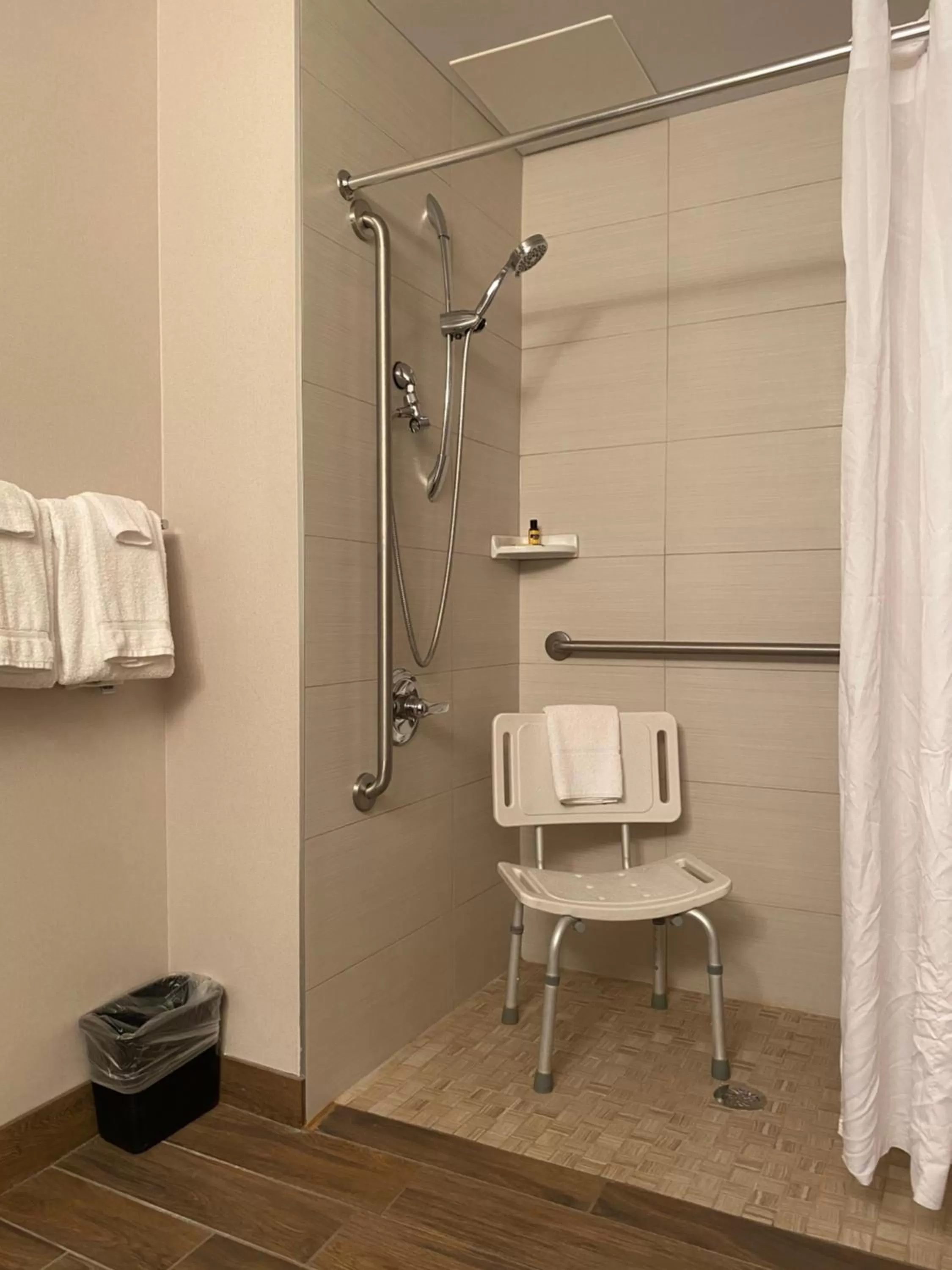 Deluxe Queen Room - Disability Access/Non-Smoking in Wingate by Wyndham Calgary Airport