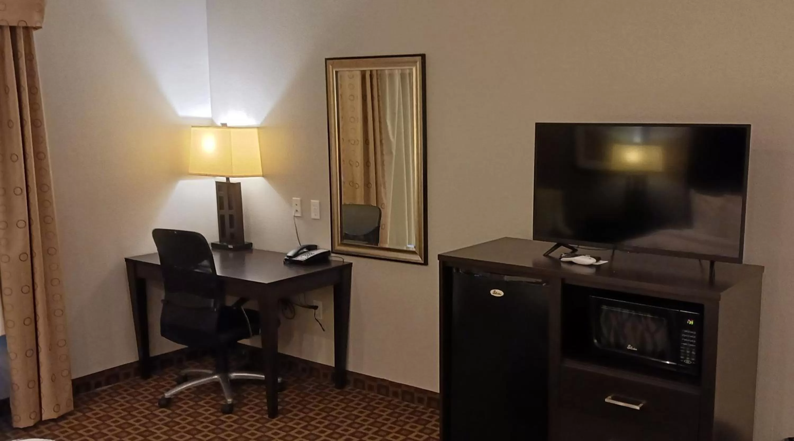 Suite King Room Disability Access/Roll-In Shower Non-Smoking in Red Roof Inn & Suites Longview