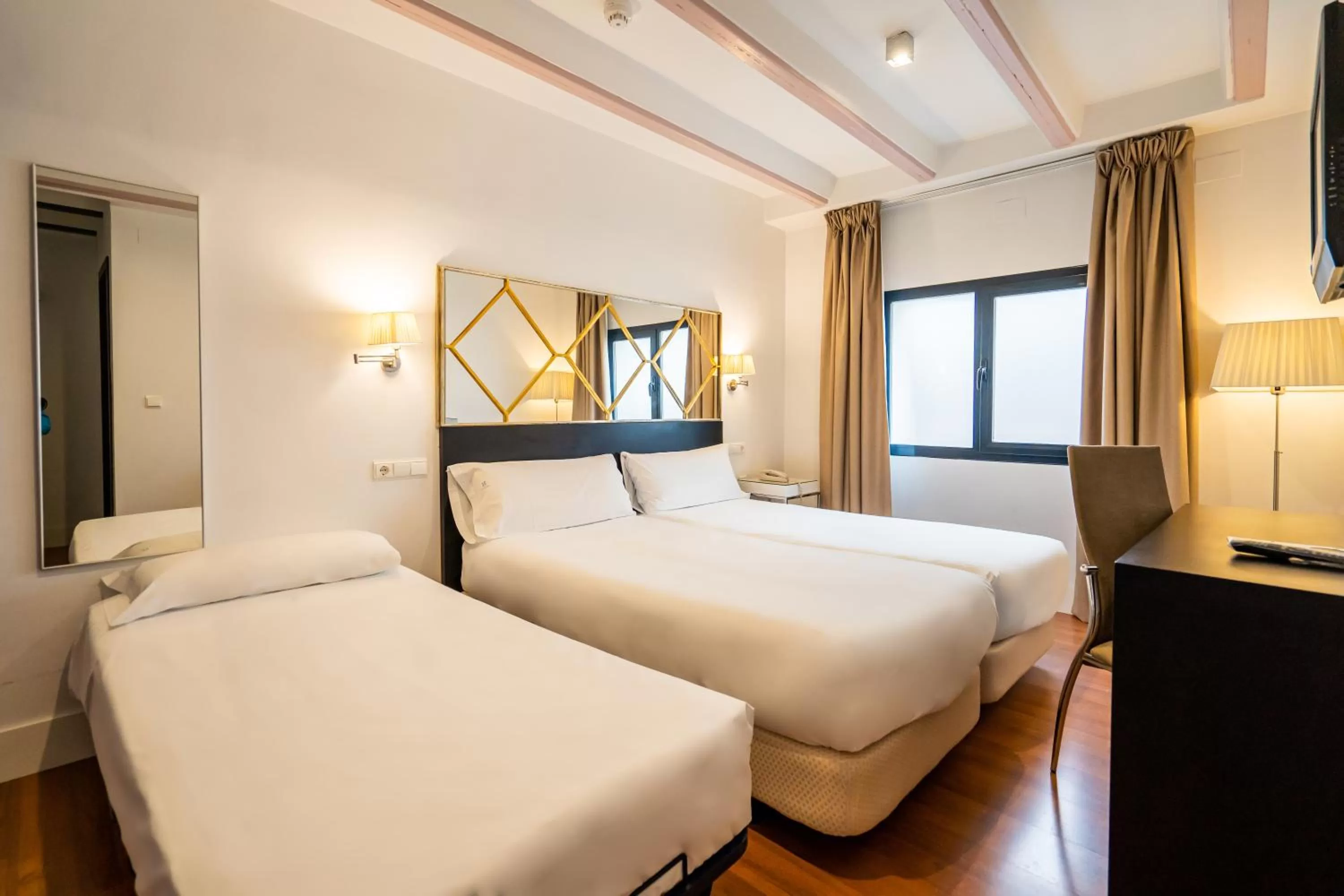 Twin Room with Extra Bed in YIT El Postigo