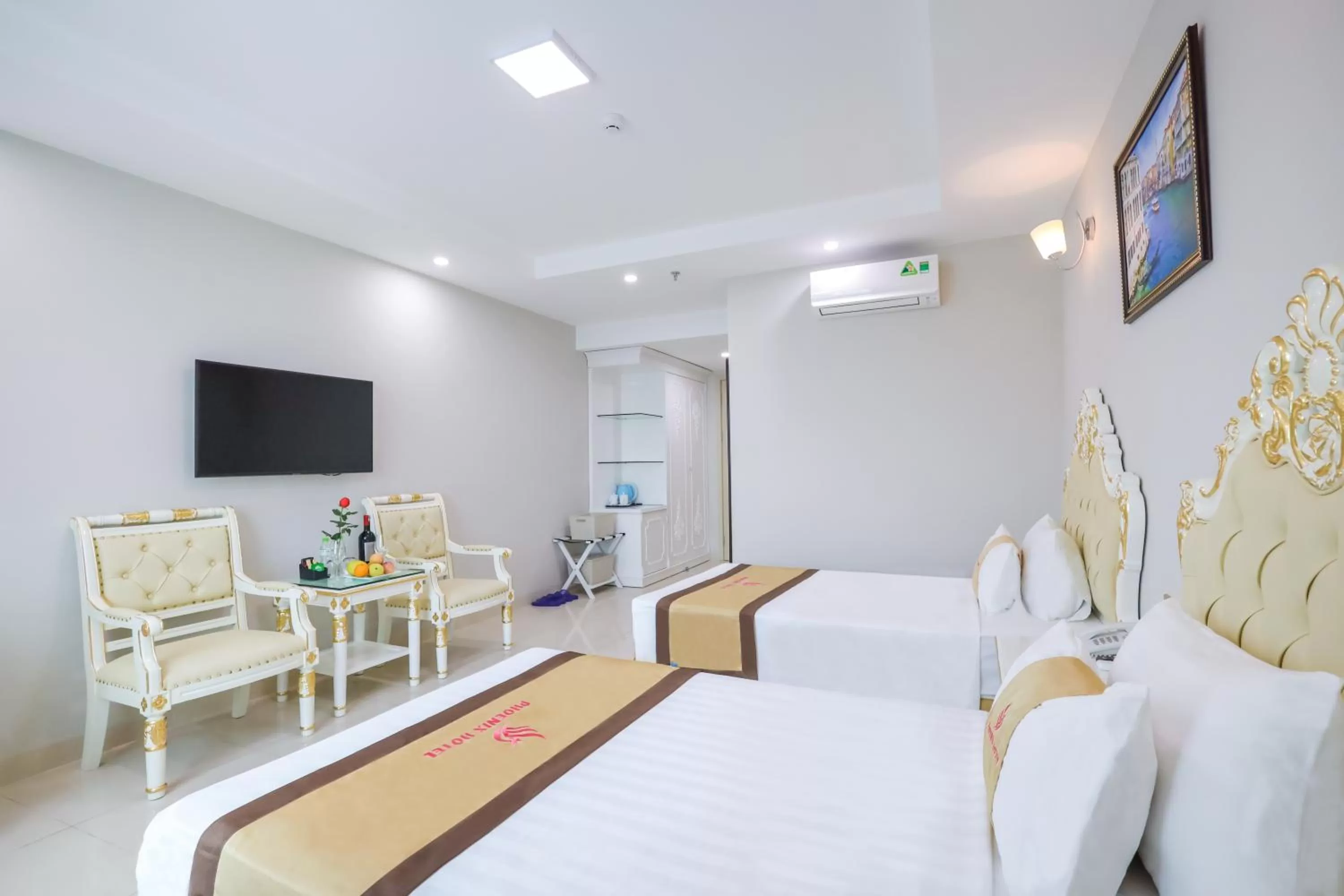 Quadruple Room with Bath in Khách Sạn Phượng Hoàng 3