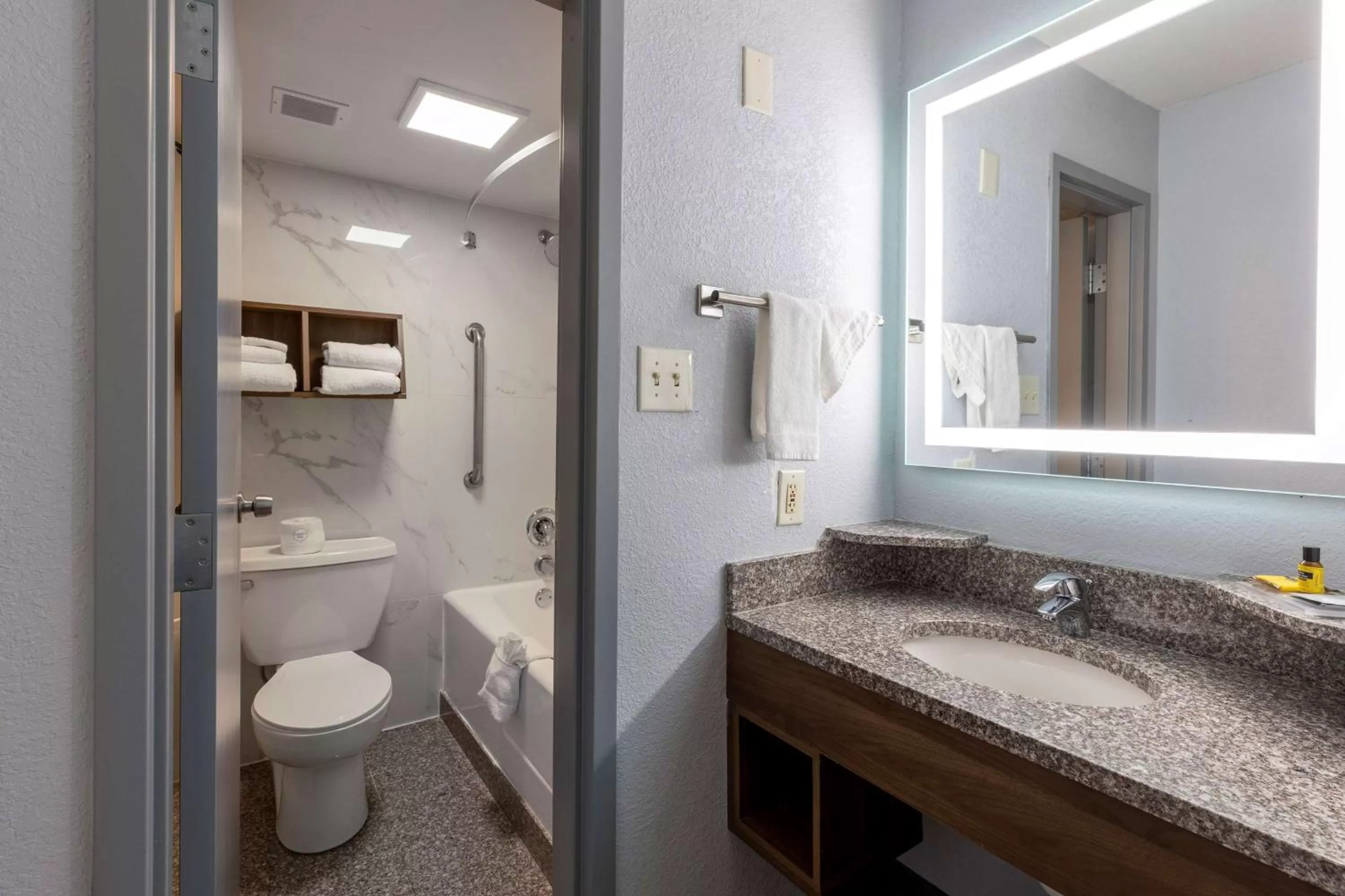 King Room - Non-Smoking in Best Western Plus St. Louis West-Westport