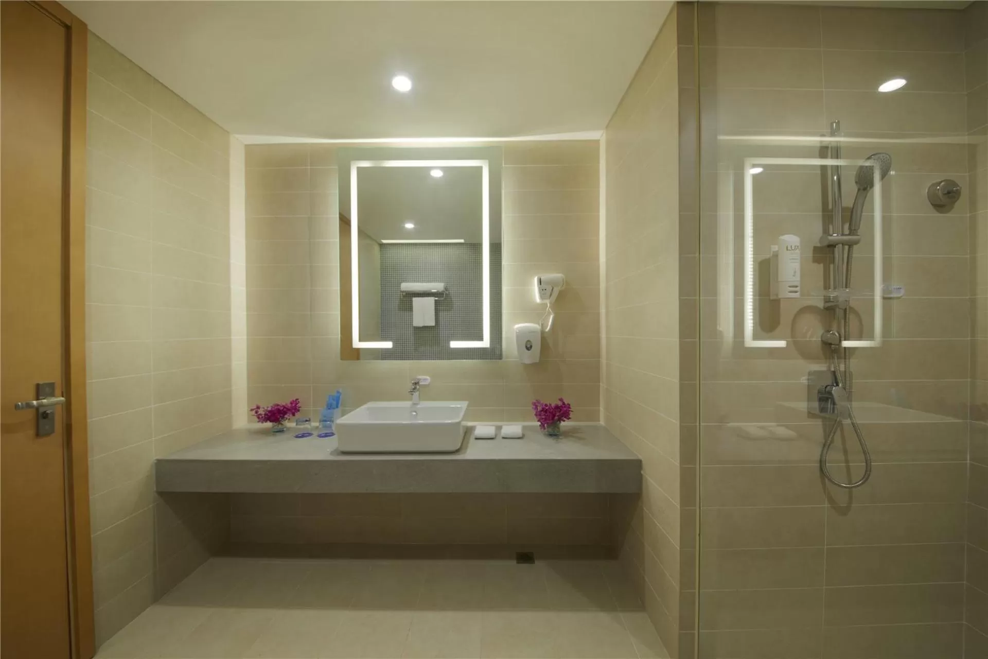 Standard Twin Room - High Floor in Holiday Inn Express Zhengzhou Zhengdong by IHG