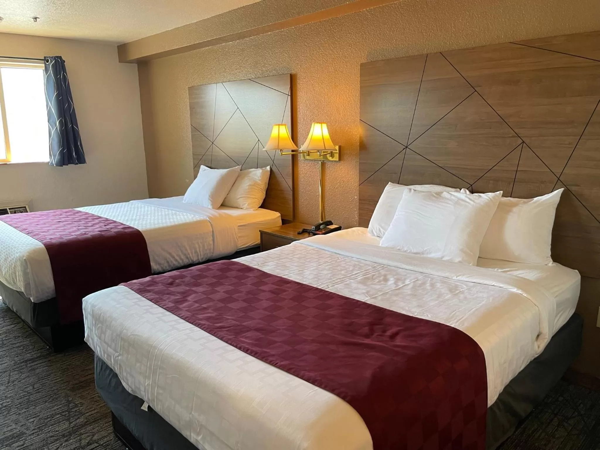 Deluxe Queen Room with Two Queen Beds in Americas Best Value Inn Lynnwood