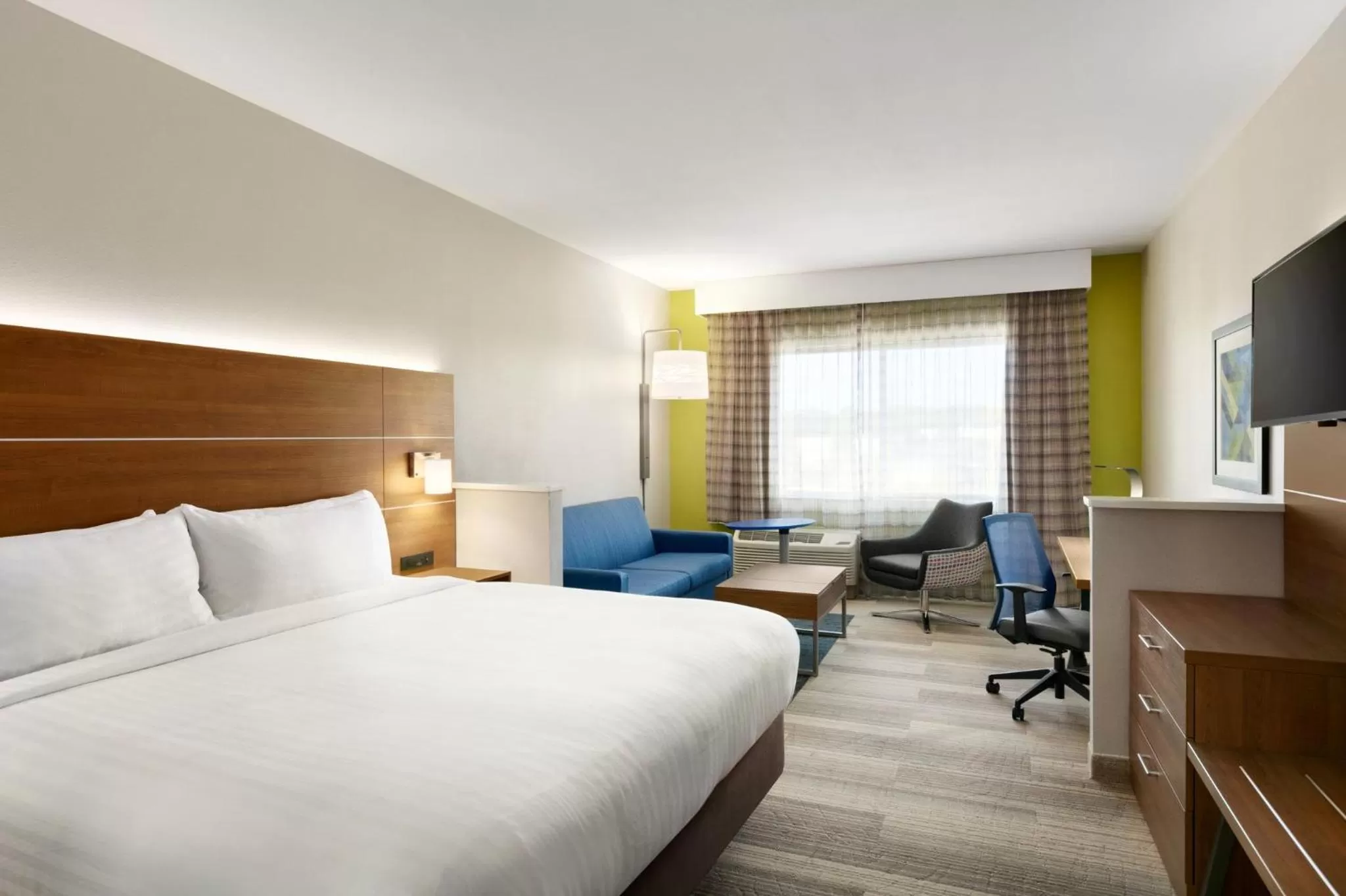 King Suite in Holiday Inn Express & Suites Salisbury by IHG