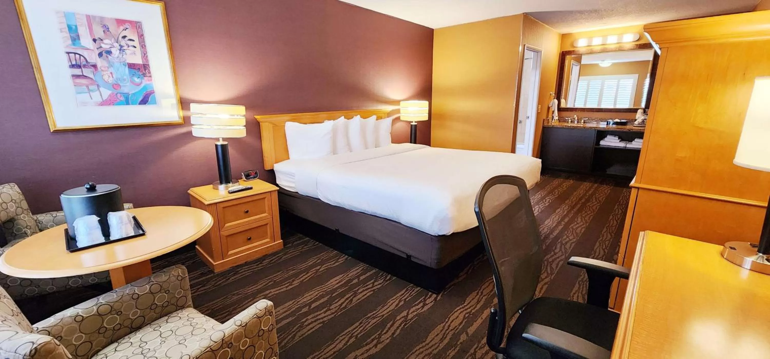 King Room with Bath Tub - Disability Access/Non Smoking in Best Western Plus Stovall's Inn