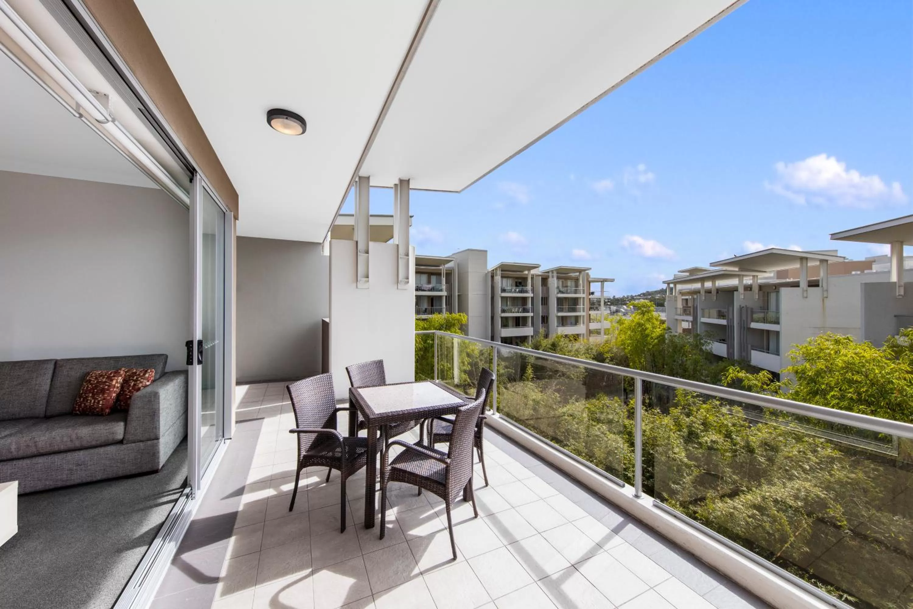 Executive Two-Bedroom Apartment in Oaks Brisbane Mews Suites