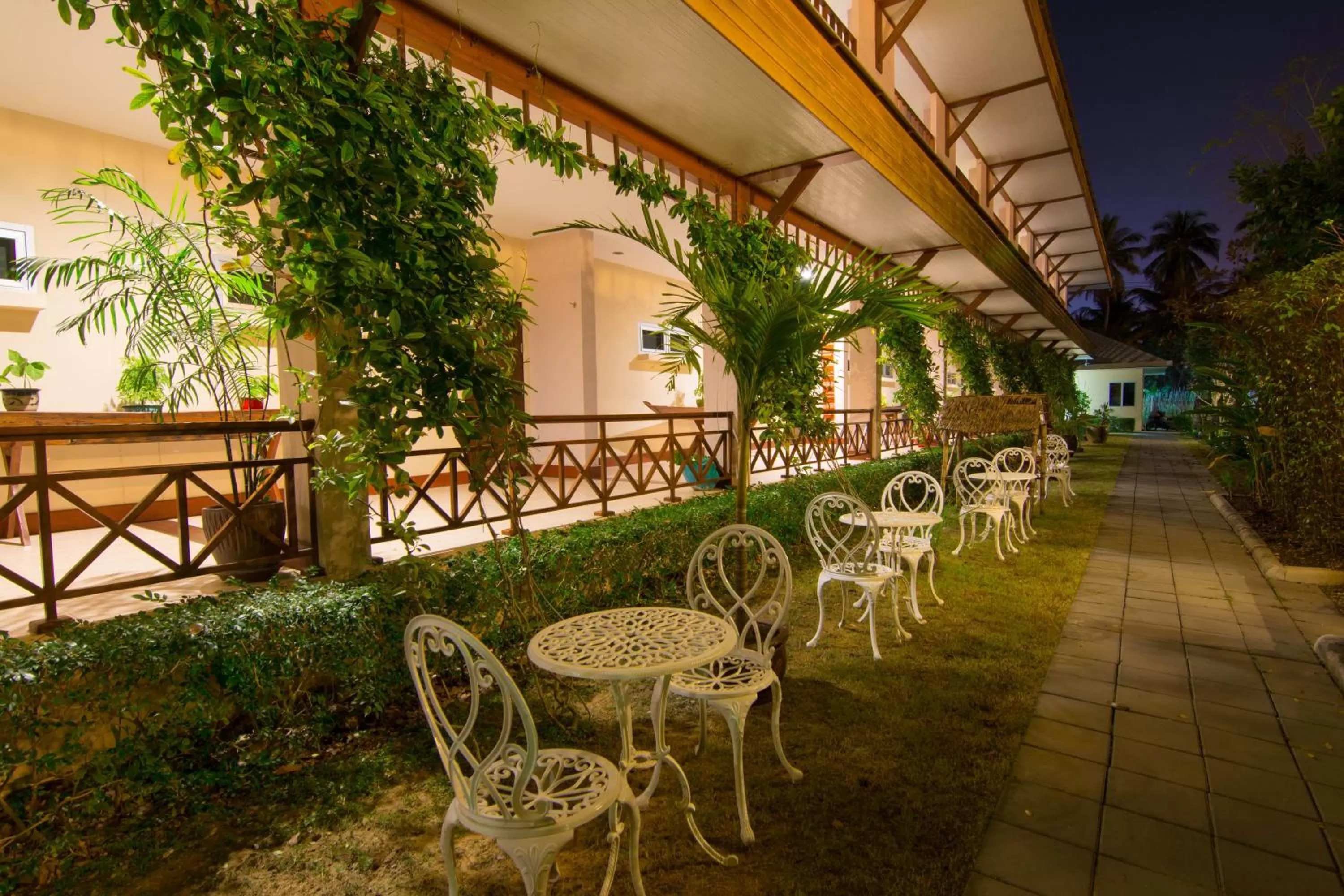 Deluxe Double or Twin Room in Maikaew Damnoen Resort