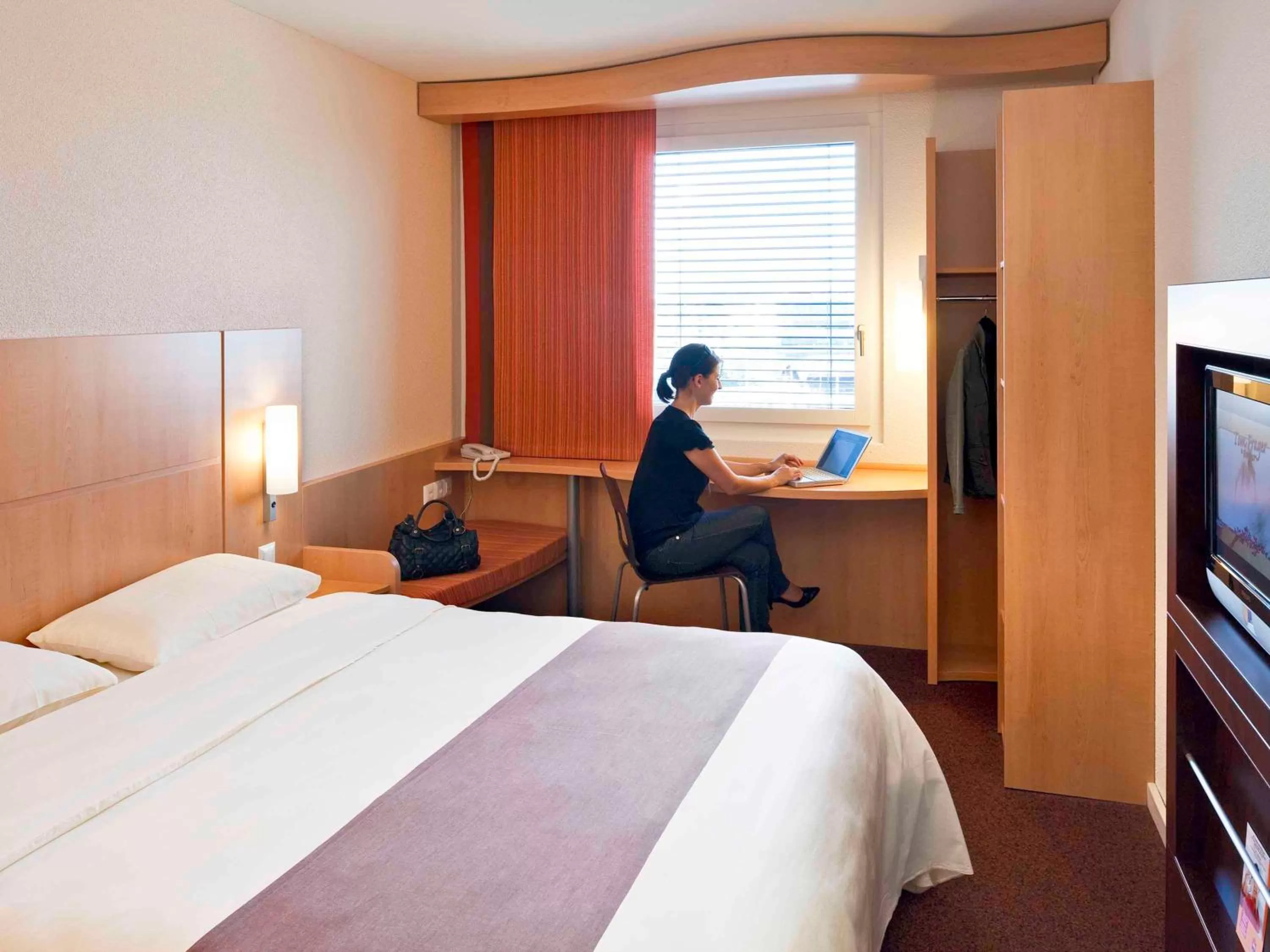 Standard Double Room in ibis Basel Bahnhof