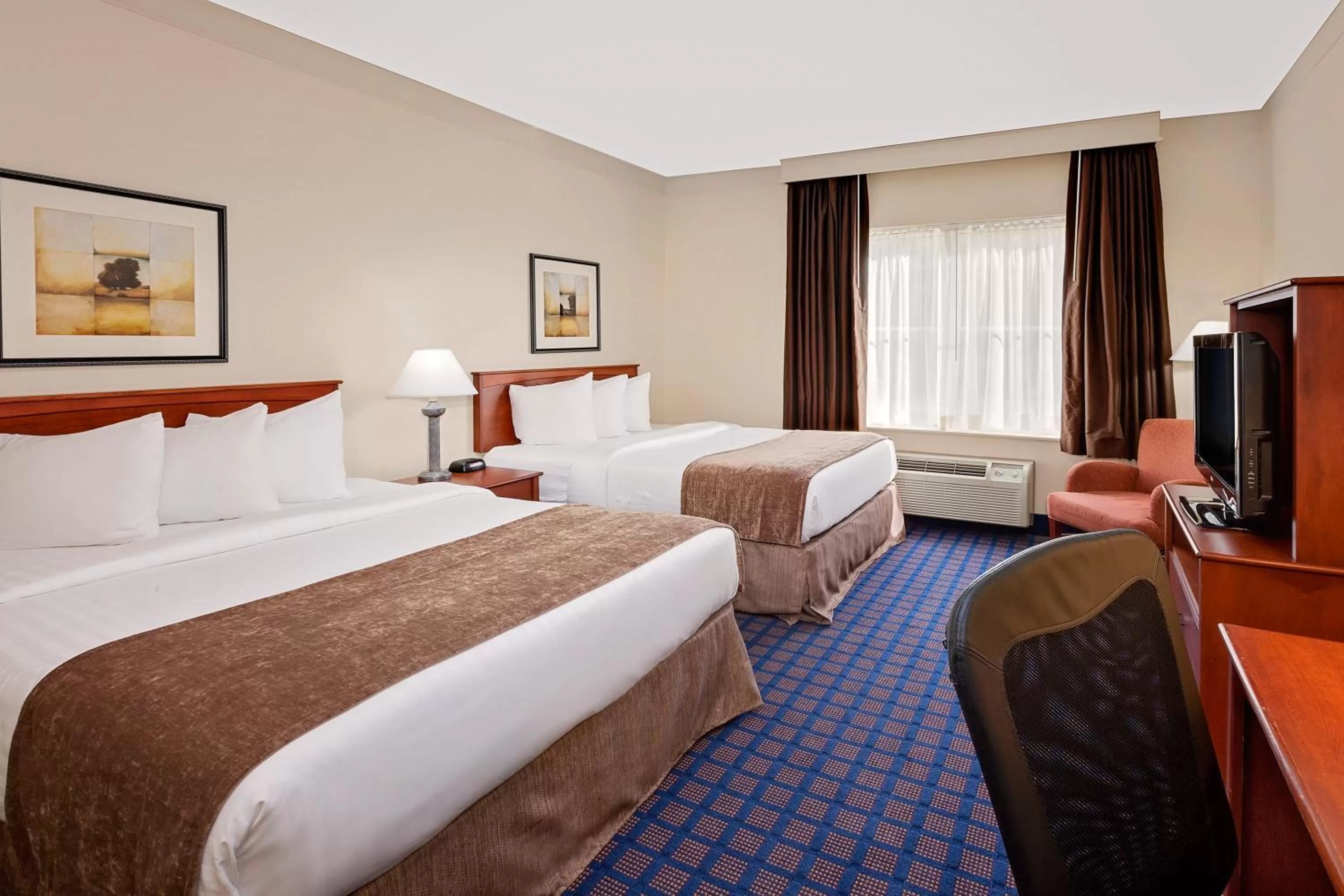 Queen Room with Two Queen Beds - Disability Access in Baymont by Wyndham Grand Rapids SW/Byron Center