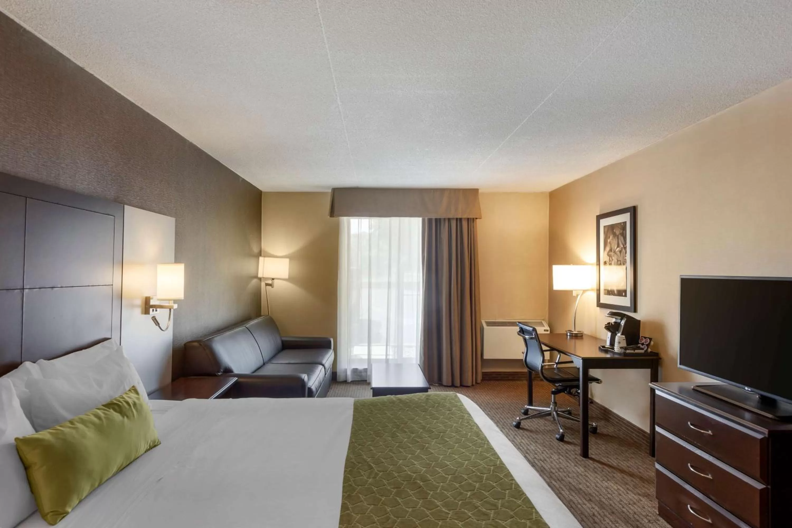 King Room with Balcony in Best Western Plus Leamington Hotel & Conference Centre