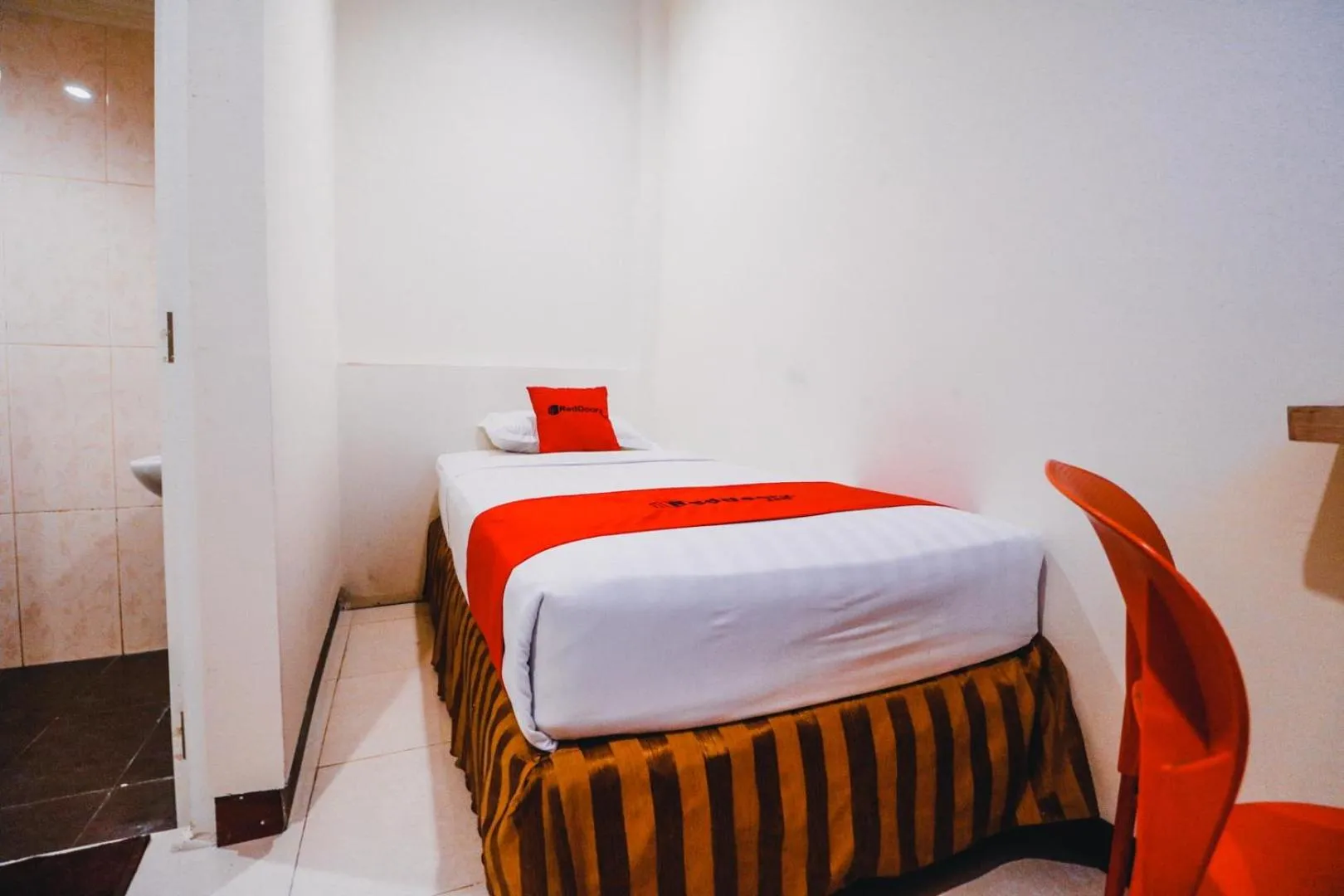 Single Room in Reddoorz Plus near Makassar Town Square