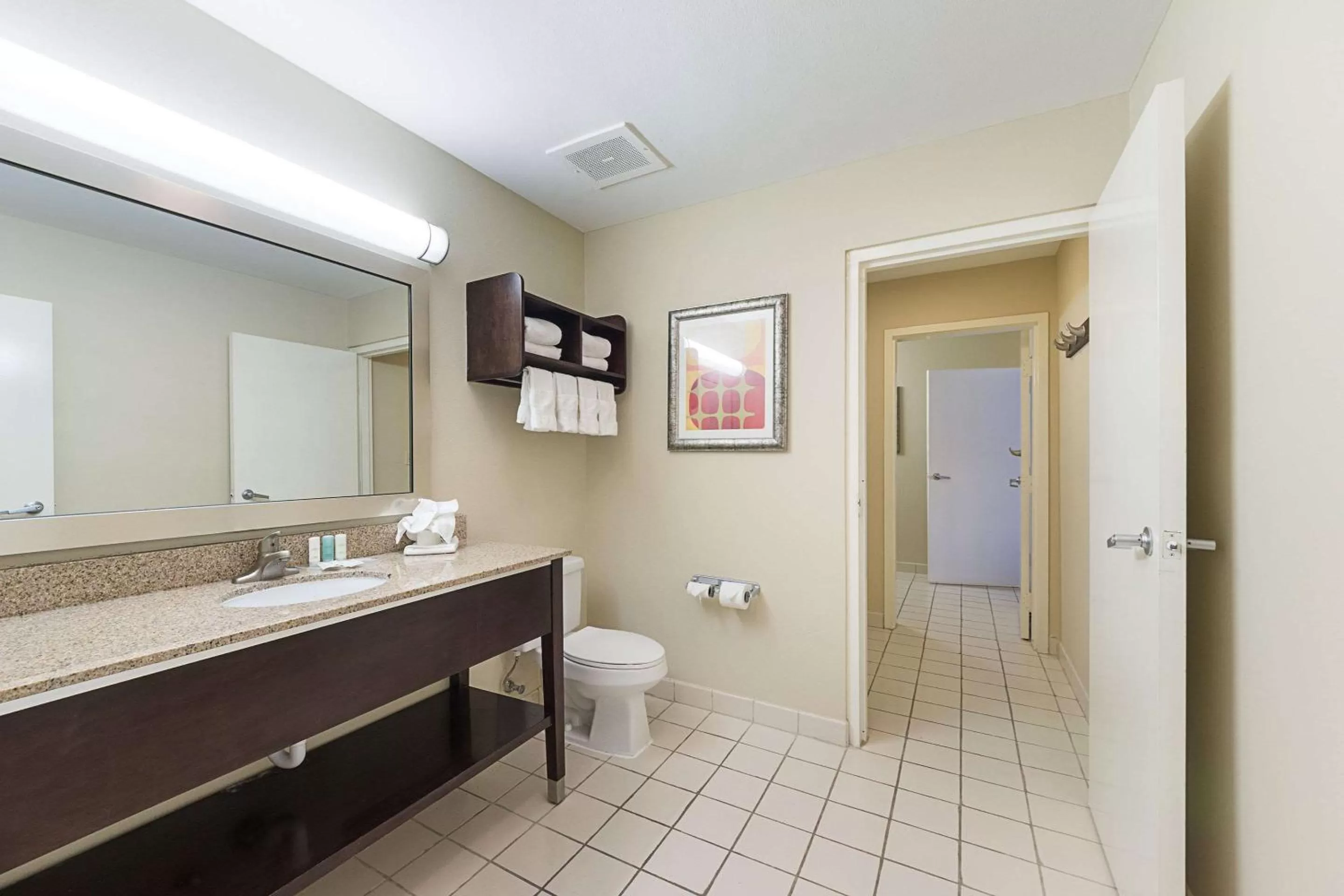 Shower in Comfort Suites Beachside