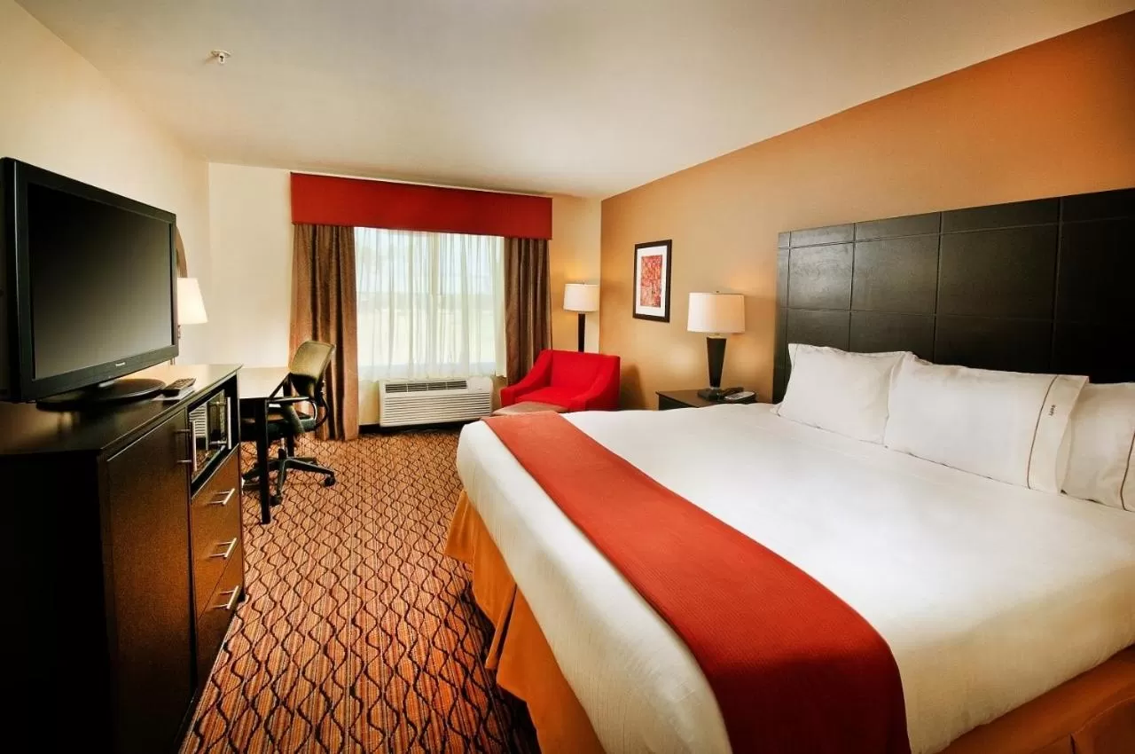 Standard King Room with Roll-in Shower - Mobility Accessible in Holiday Inn Express Hotel and Suites Pearsall by IHG