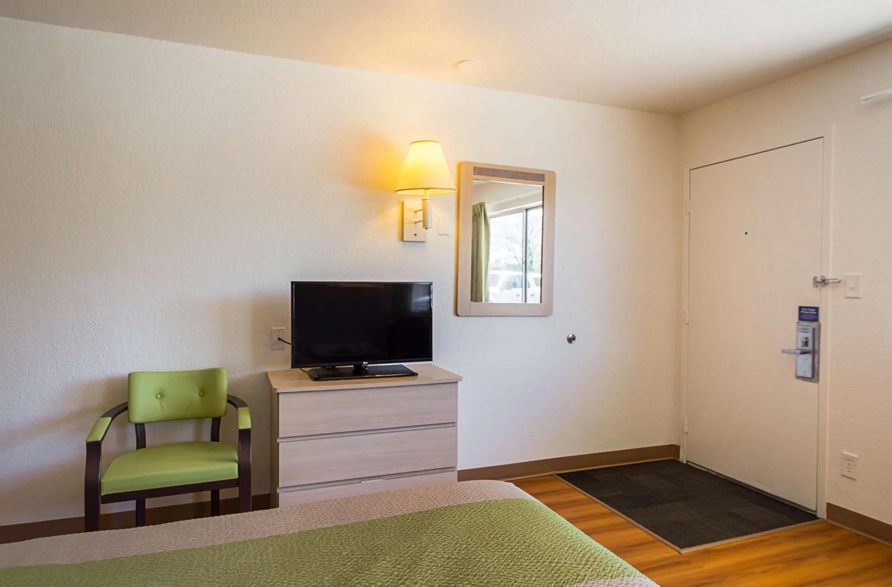 Deluxe Queen Room in Motel 6-Pueblo, CO - I-25