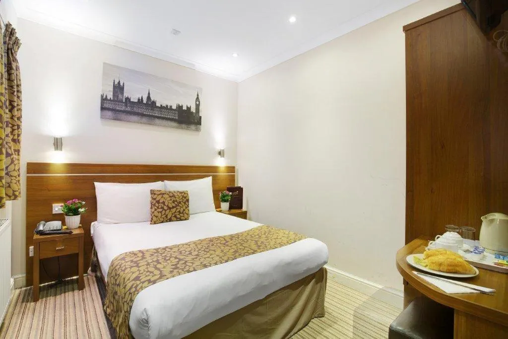 Double Room in Queens Park Hotel