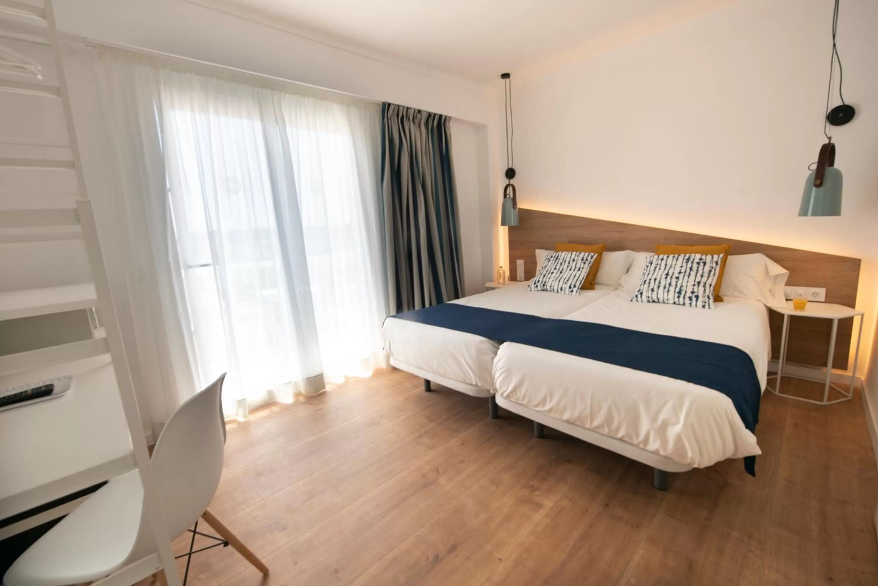 Twin Room with Sea View in Hostal Blanca