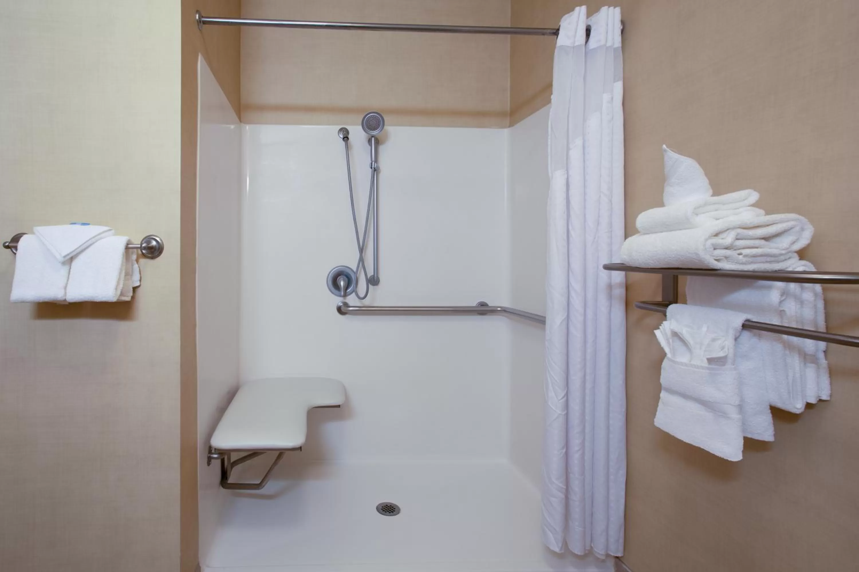 Queen Room with Two Queen Beds - Mobility Access Tub/Non-Smoking in Holiday Inn Laramie by IHG