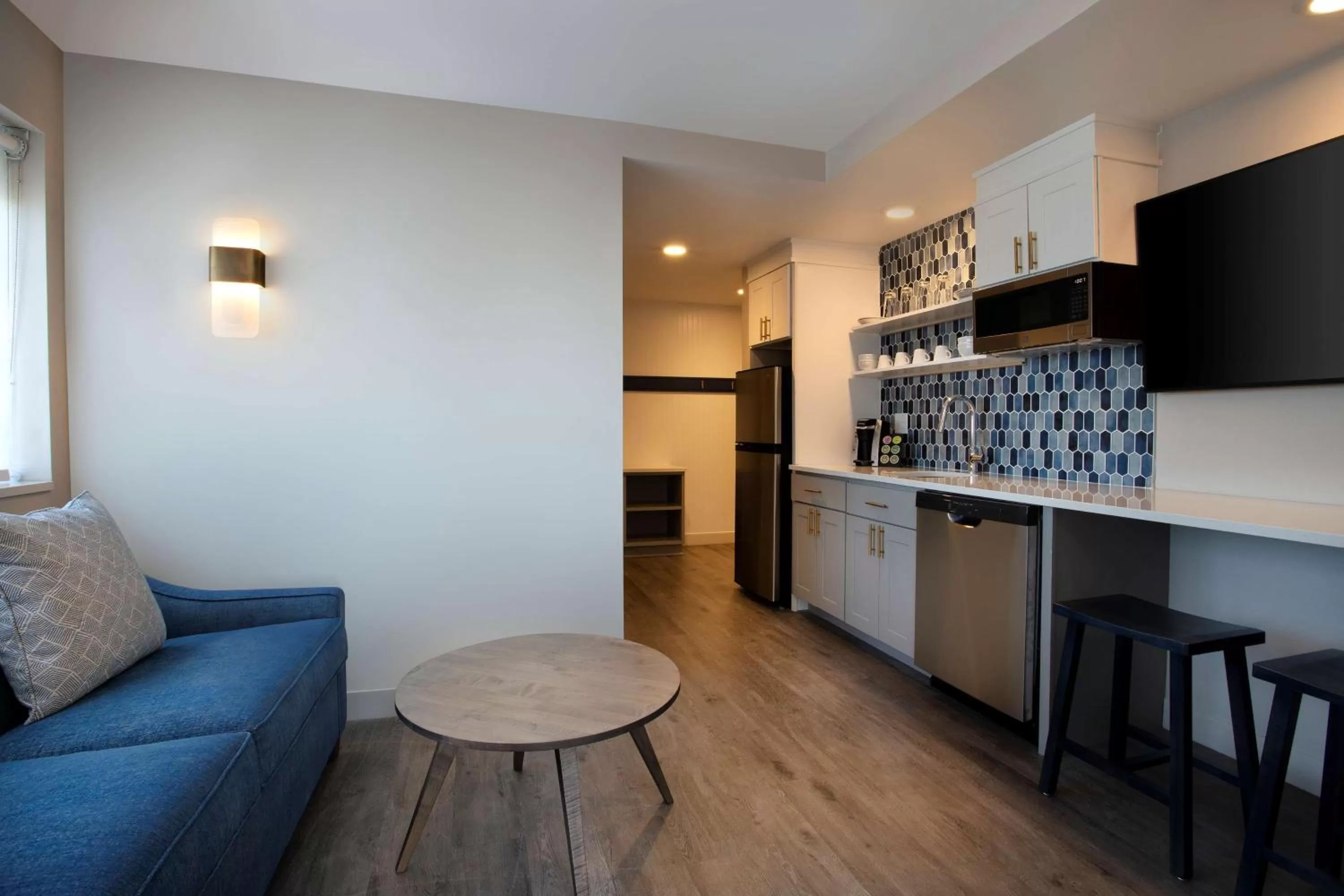 One-Bedroom Suite with Two Queen Beds and Kitchenette in Fenwick Shores, Tapestry Collection by Hilton