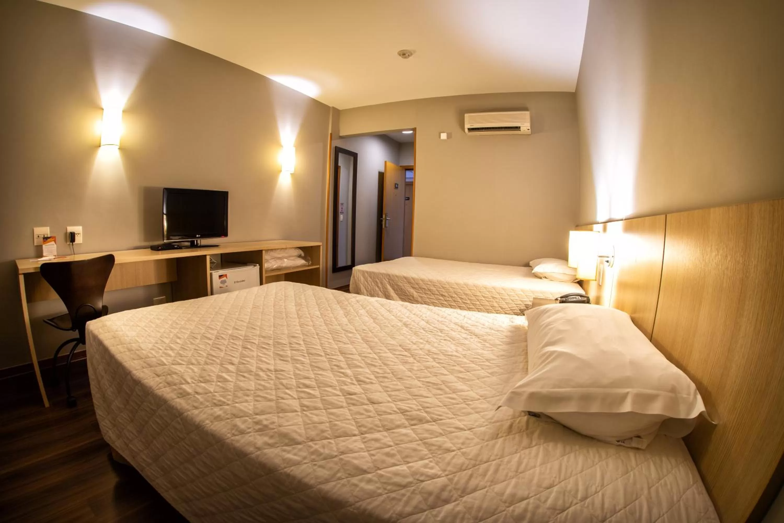 Twin Room in Hotel Campo Largo Express