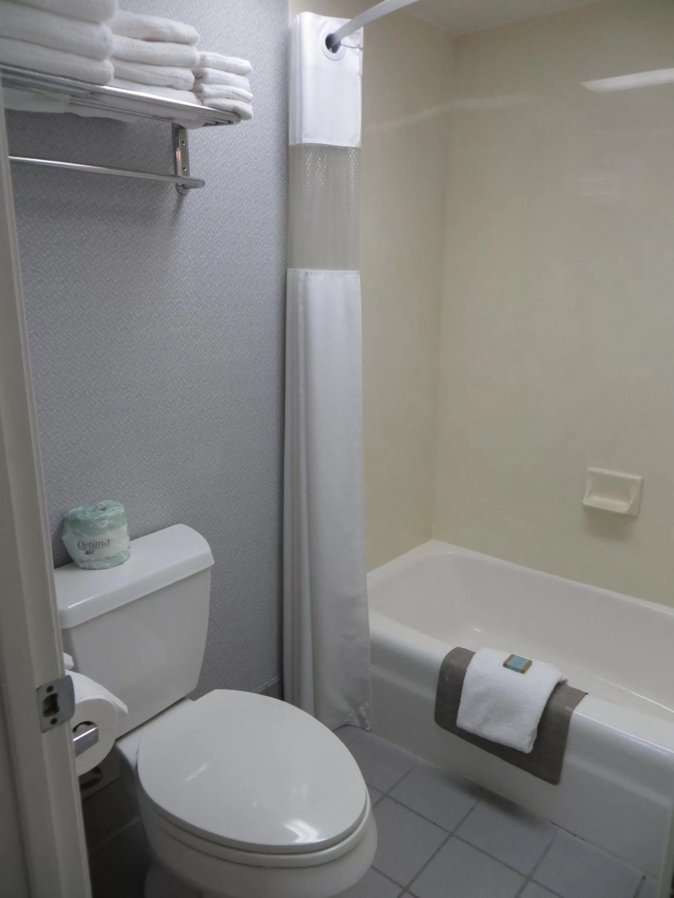 King Room with Roll-In Shower - Mobility Access/Non-Smoking in Travelodge by Wyndham Redding CA