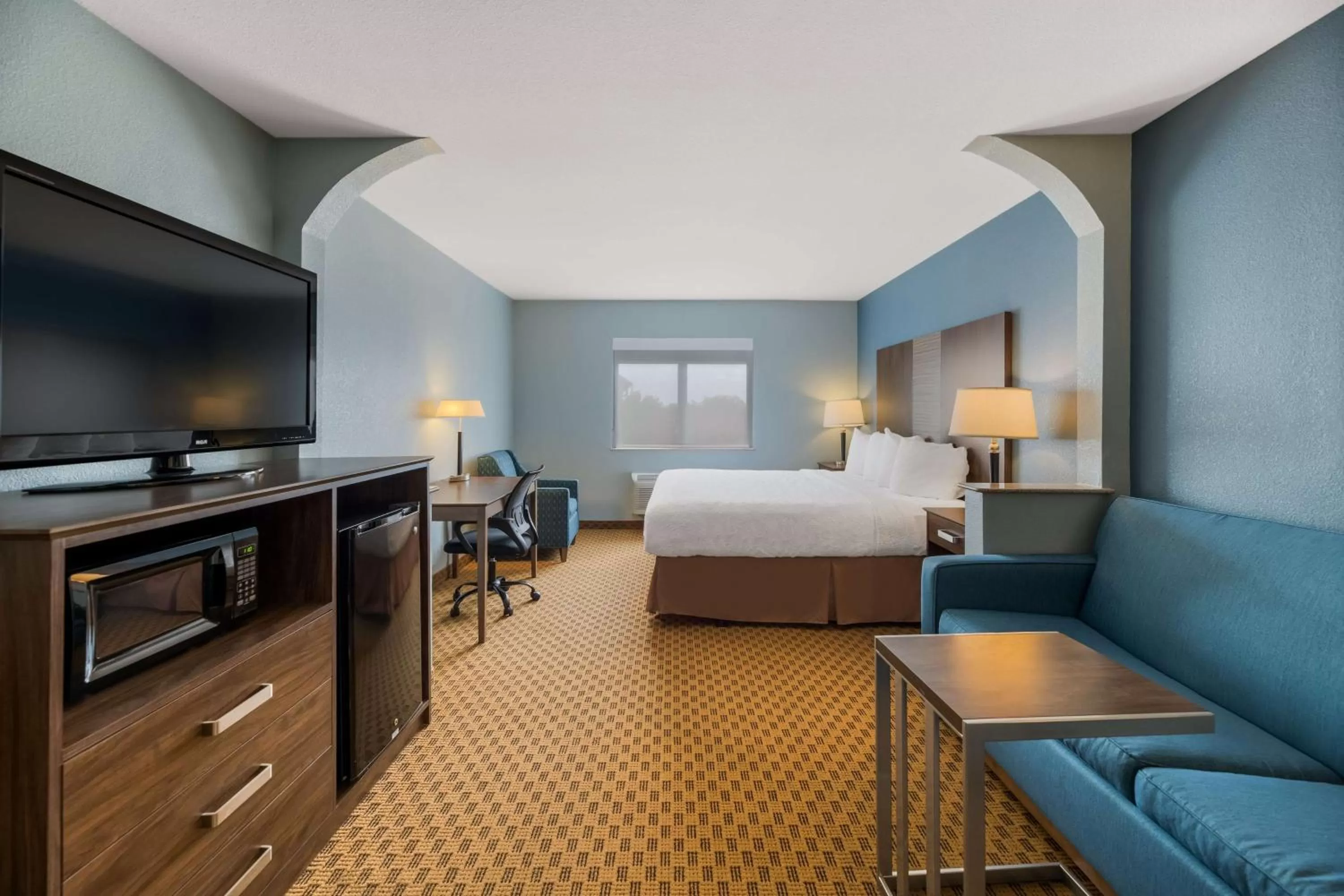 King Suite with Sofa Bed - Mobility Accessible/Non-Smoking in Best Western South Plains Inn & Suites