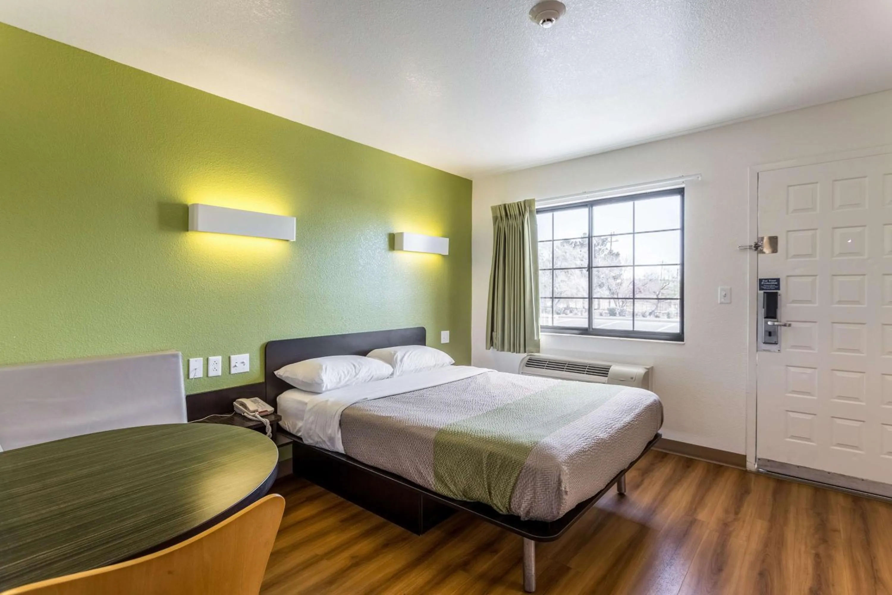 Deluxe Queen Room - single occupancy in Motel 6-El Paso, TX - East