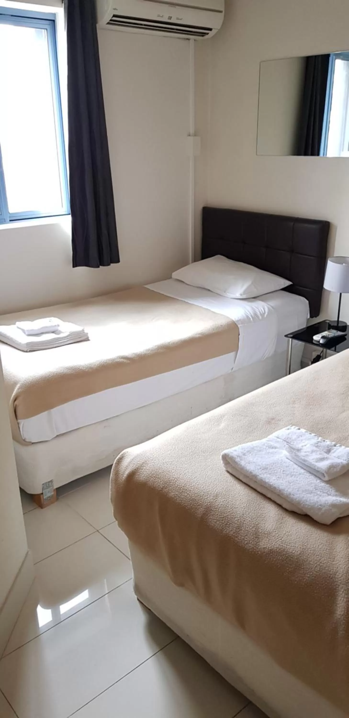 Compact Twin Room in Harringtons102