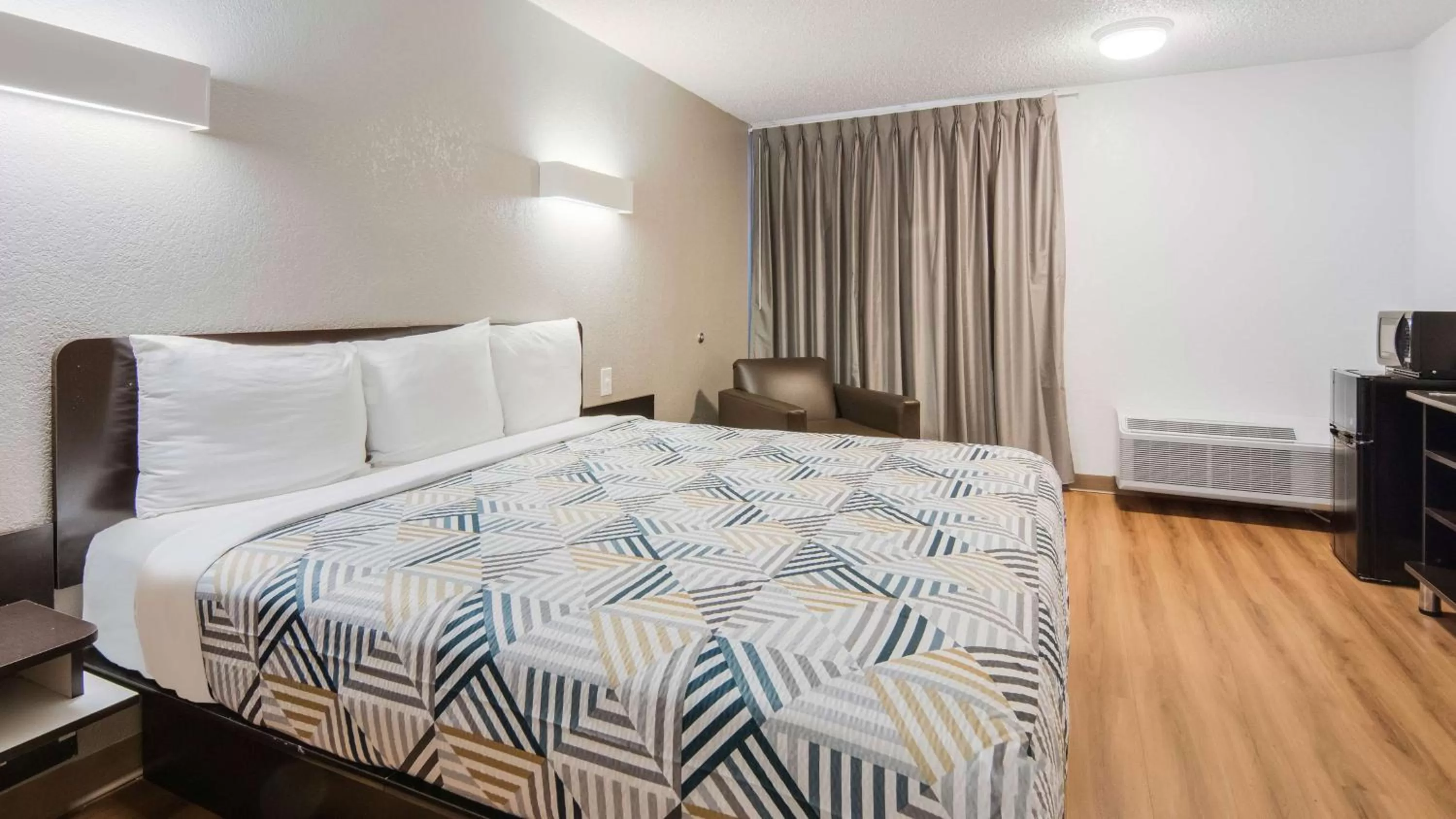 King Room - single occupancy - Non-Smoking in Motel 6-Addison, TX - Dallas