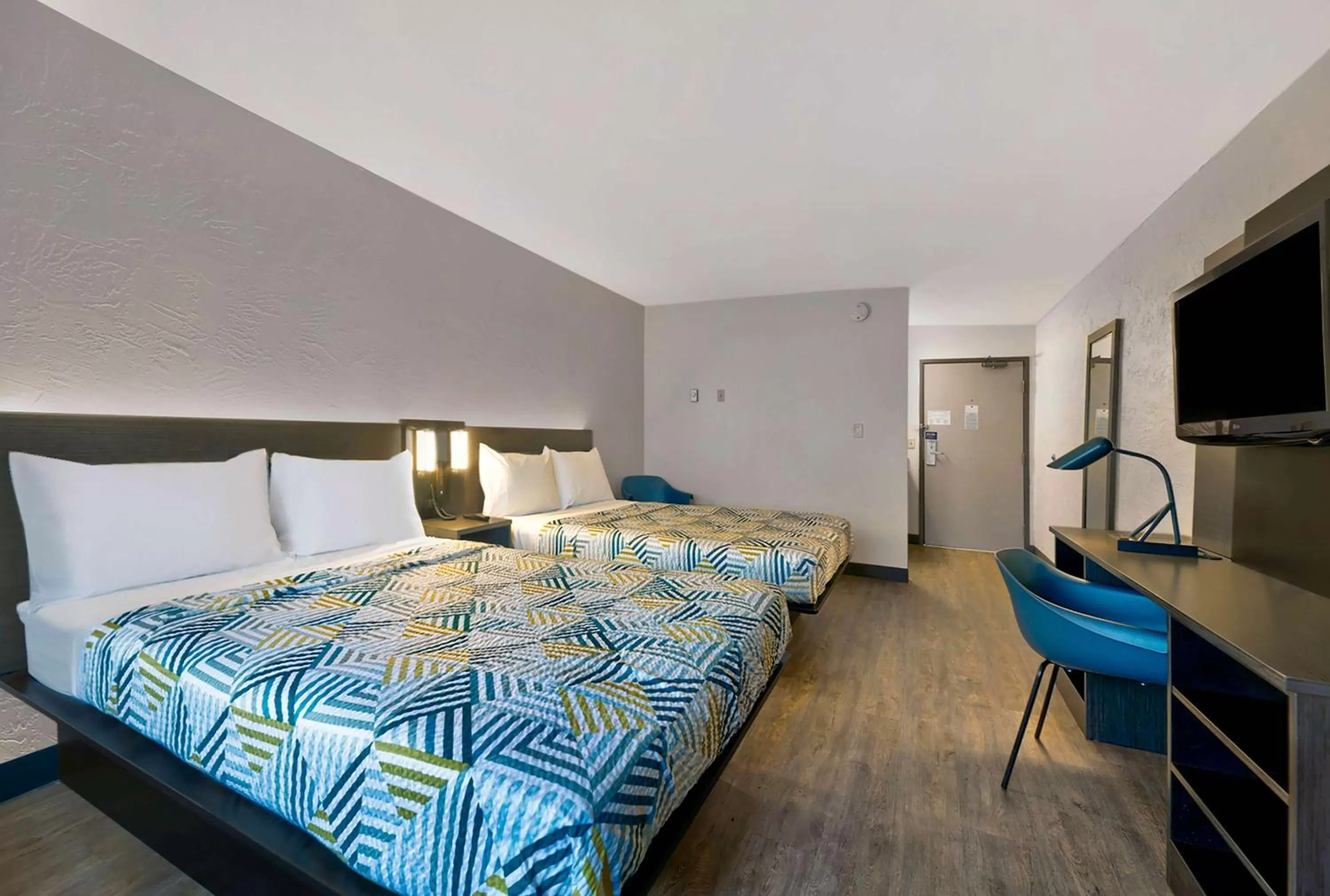 Quadruple Room - Non-Smoking in Motel 6-Oak Creek, WI