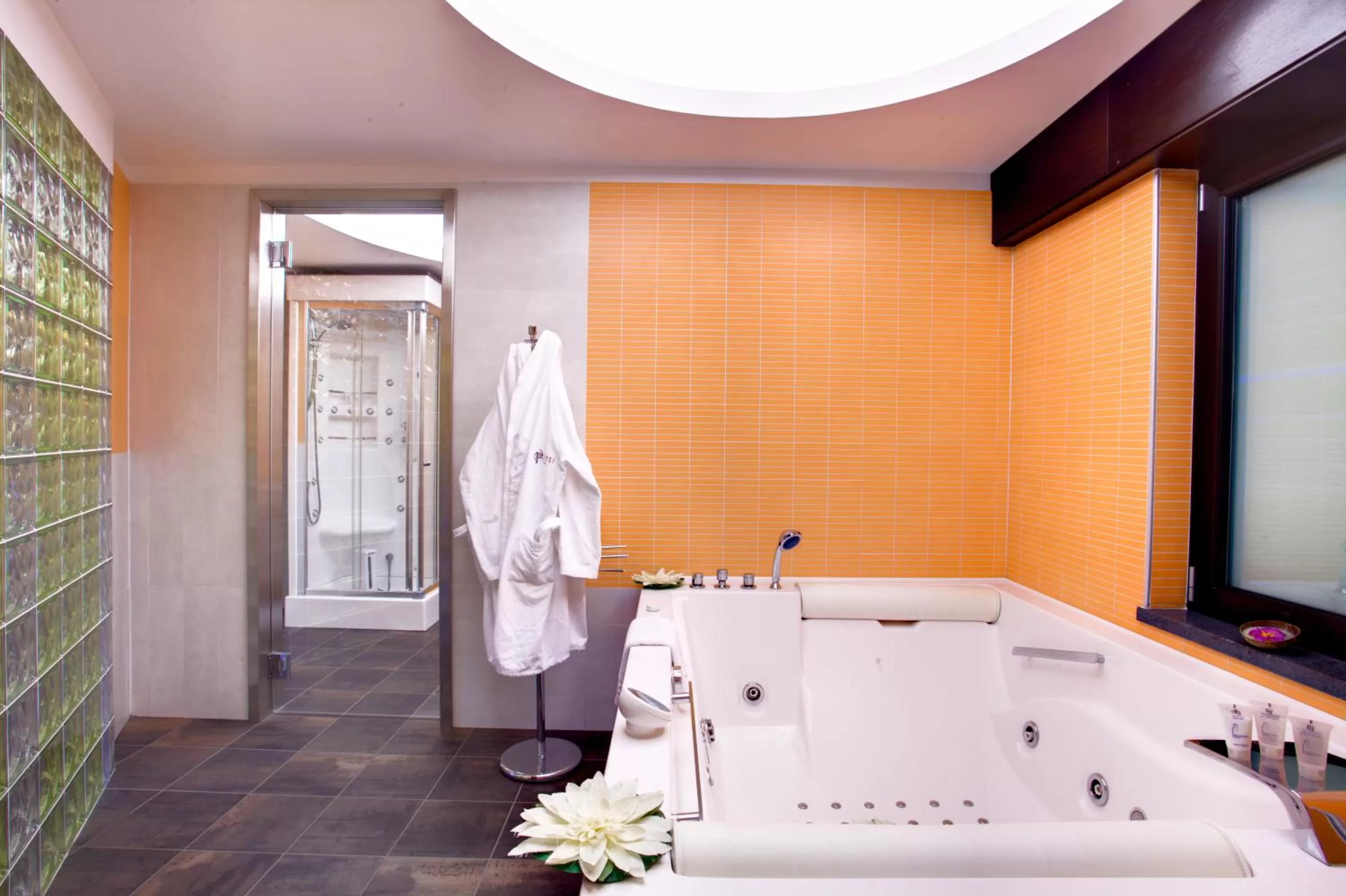 Queen Suite with Spa Bath in Abalon Pompei Resort