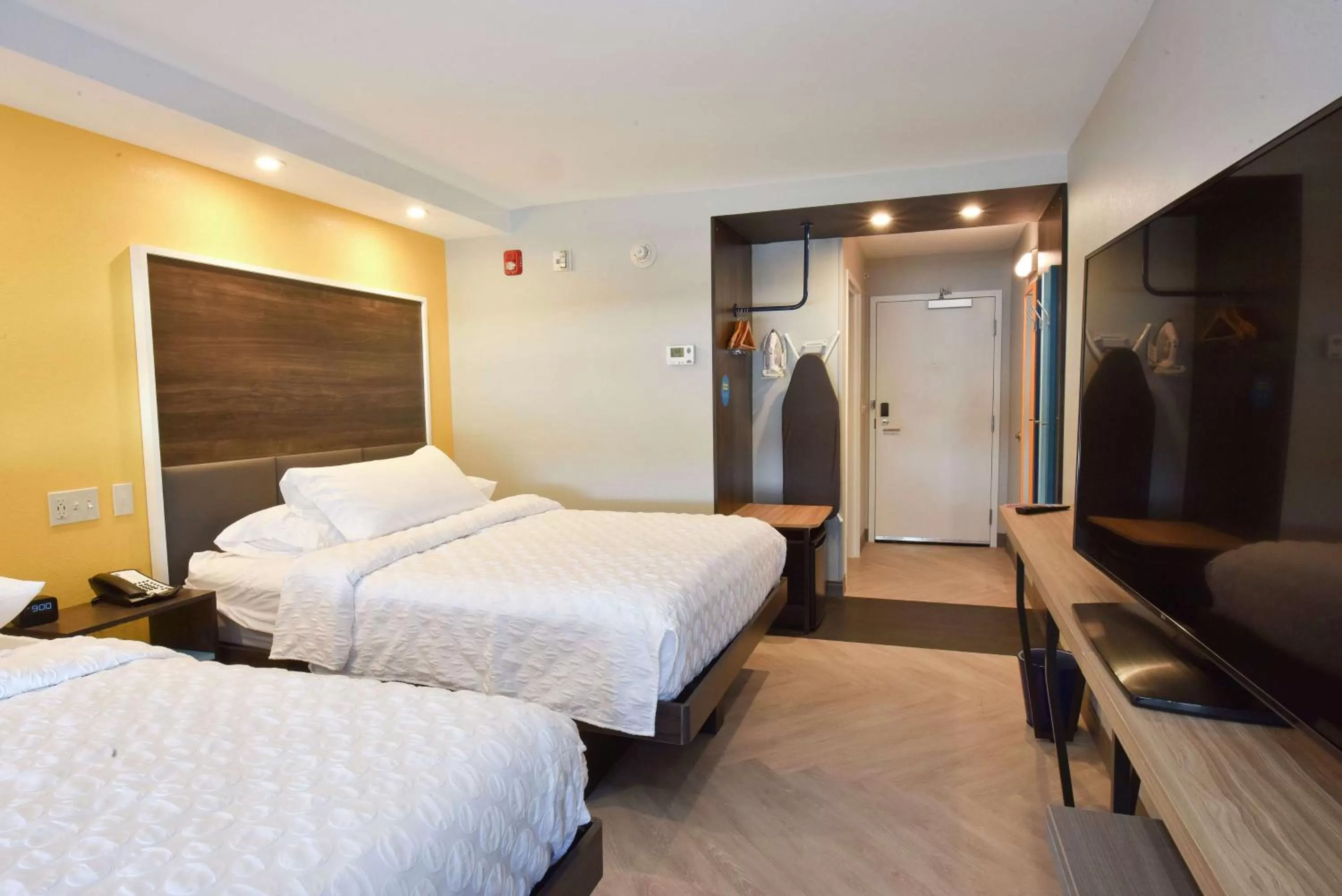 Queen Room with Two Queen Beds - Hearing Access in Tru By Hilton Lawrence
