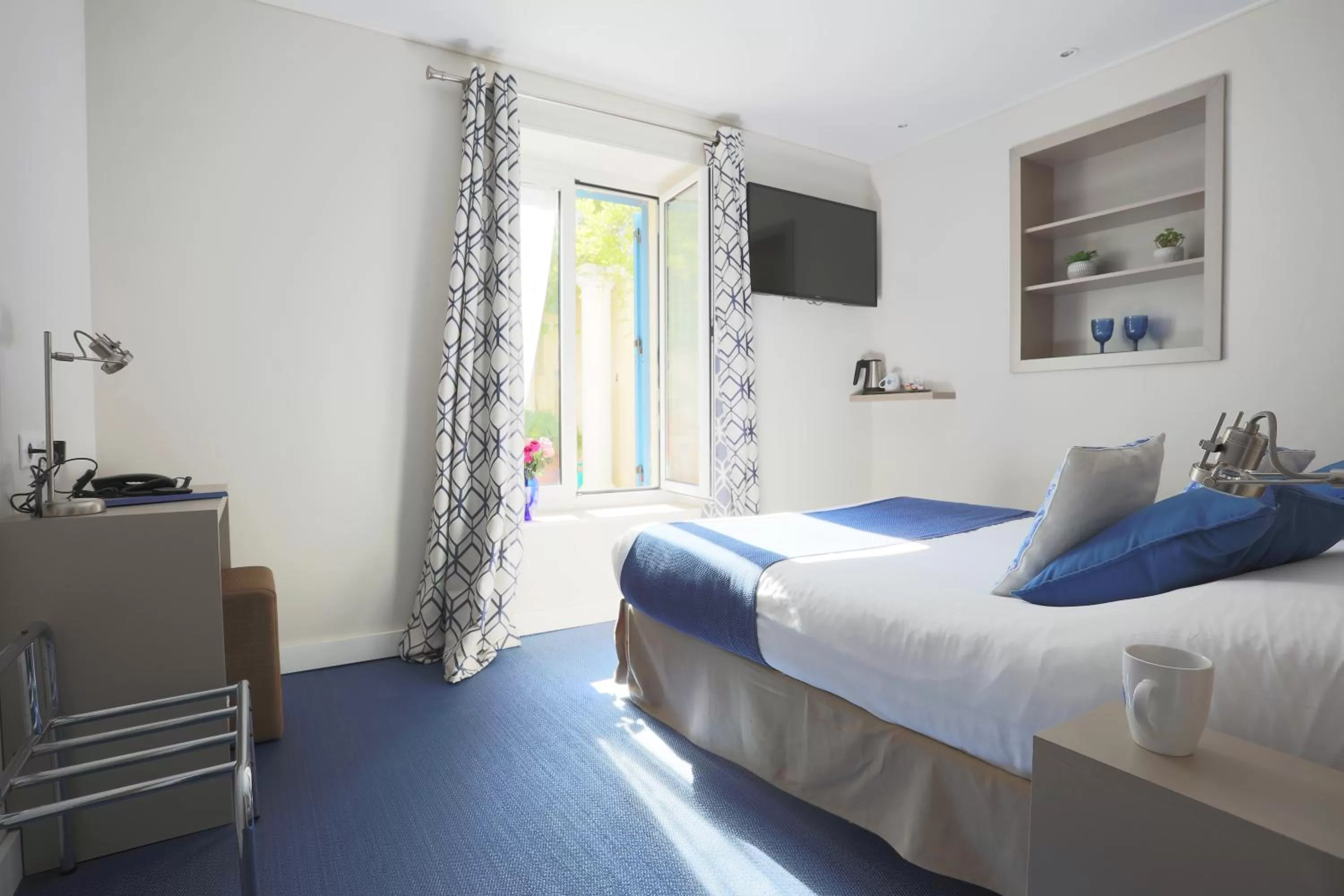 Double room with patio view - Ground Floor in Hôtel de la Fontaine