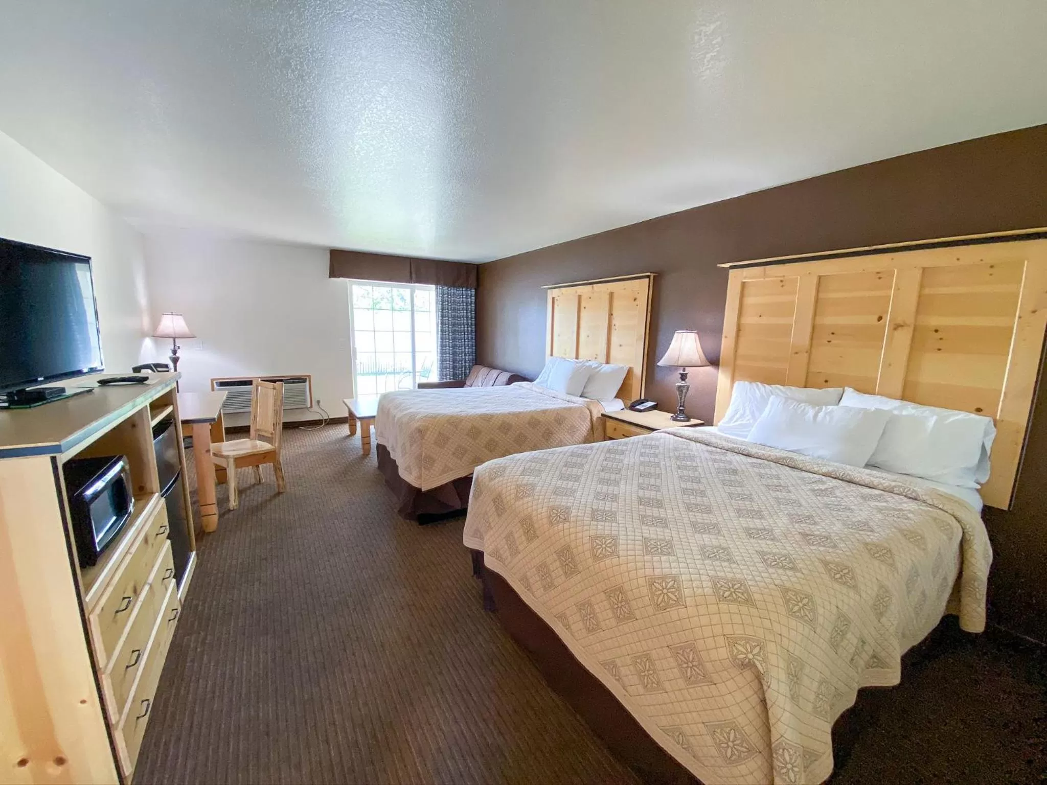 Queen Room - Non-Smoking - Pet Friendly in Sisters Inn & Suites