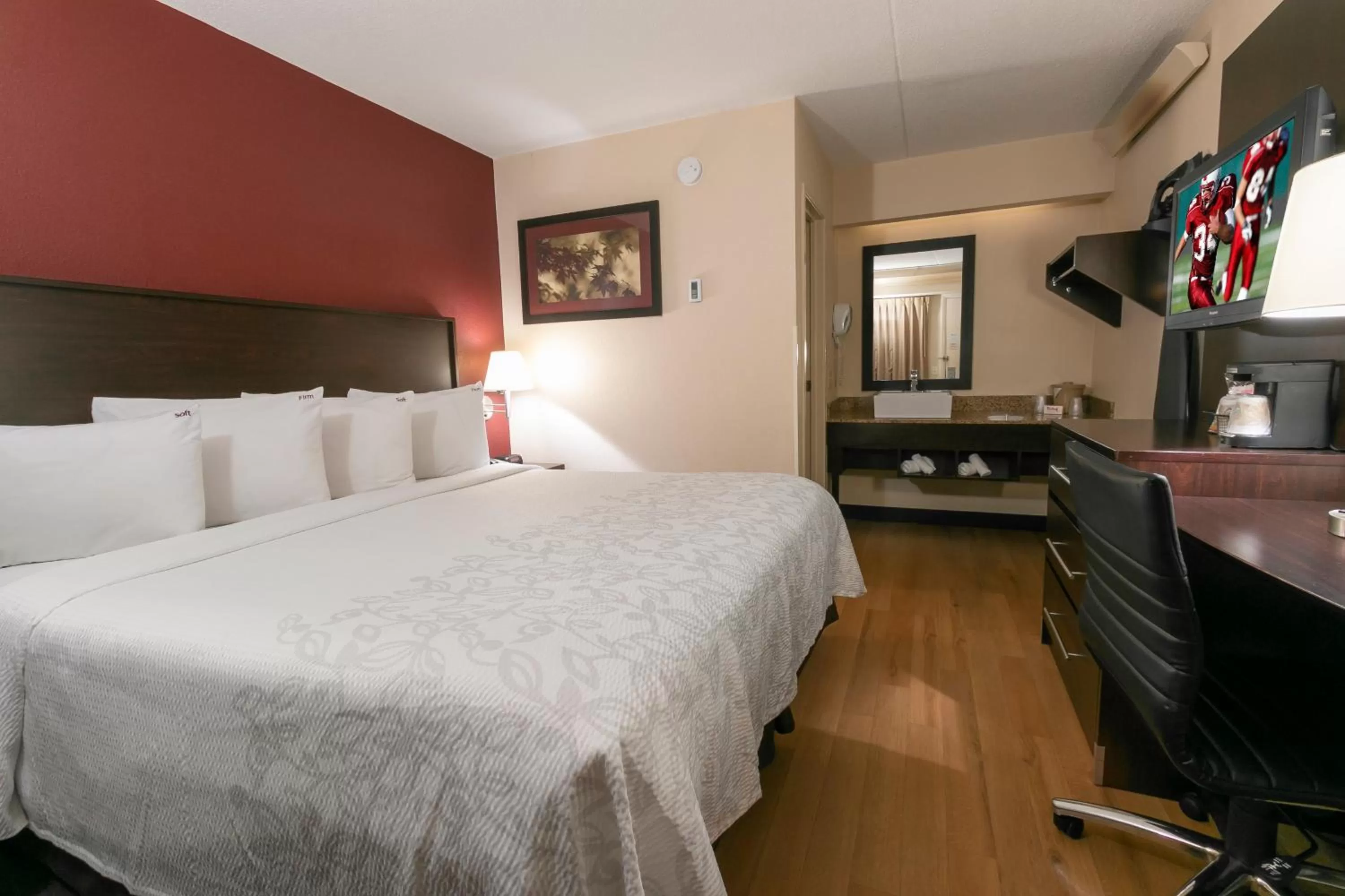  Deluxe King Room Smoke Free in Red Roof Inn PLUS+ Columbus - Dublin