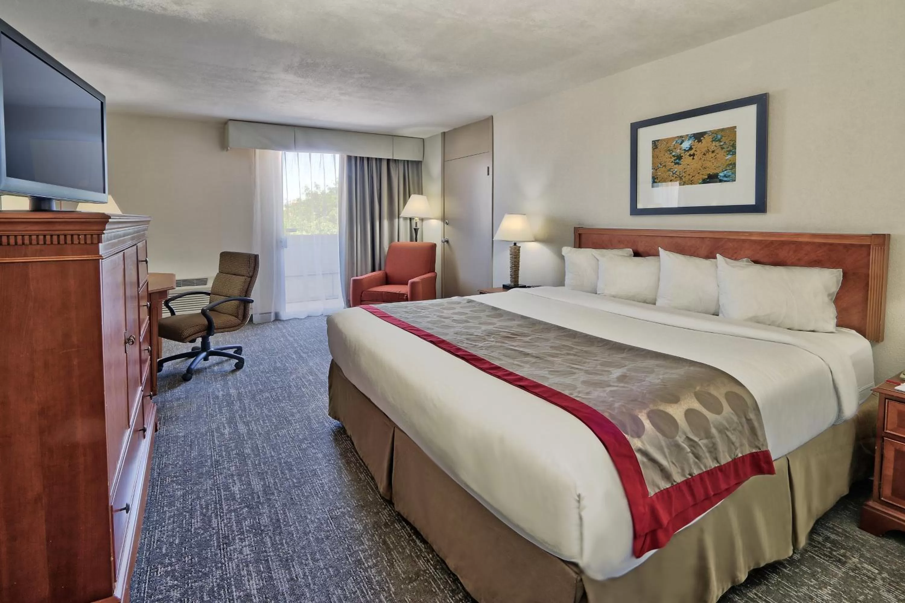 King Room with Mountain View - Mobility Access/Non-Smoking in Ramada by Wyndham Albuquerque Midtown