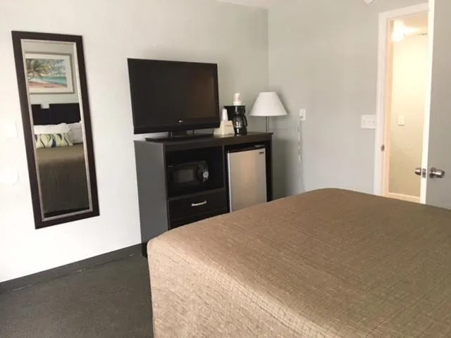 Non-Oceanfront Queen Room-Accessible in Ocean Plaza Motel