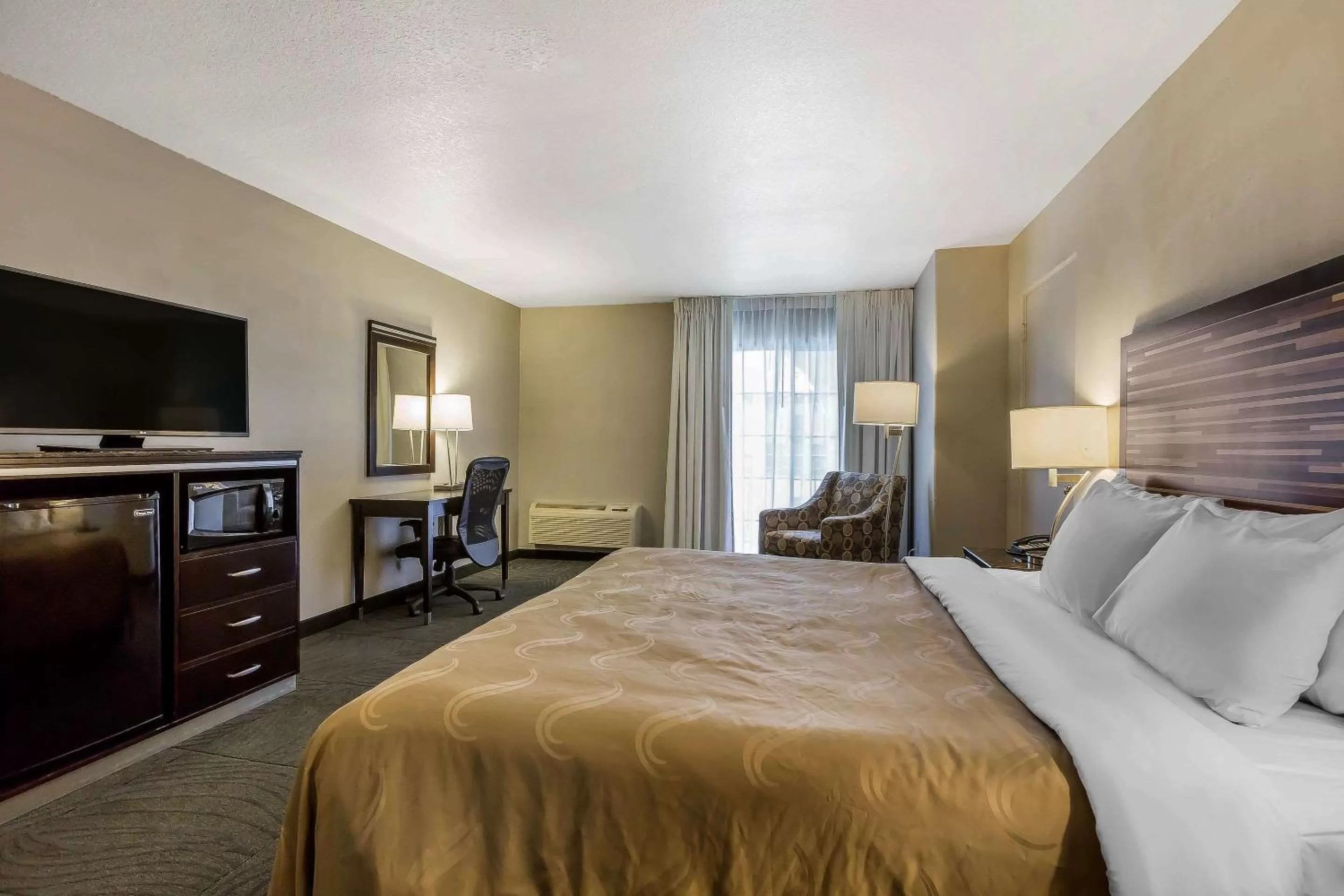 Deluxe Room, 1 King Bed with Sofa, Non Smoking in Quality Inn Fallbrook I-15