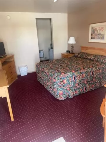 Queen Room in Artesia Inn- No Service Fees