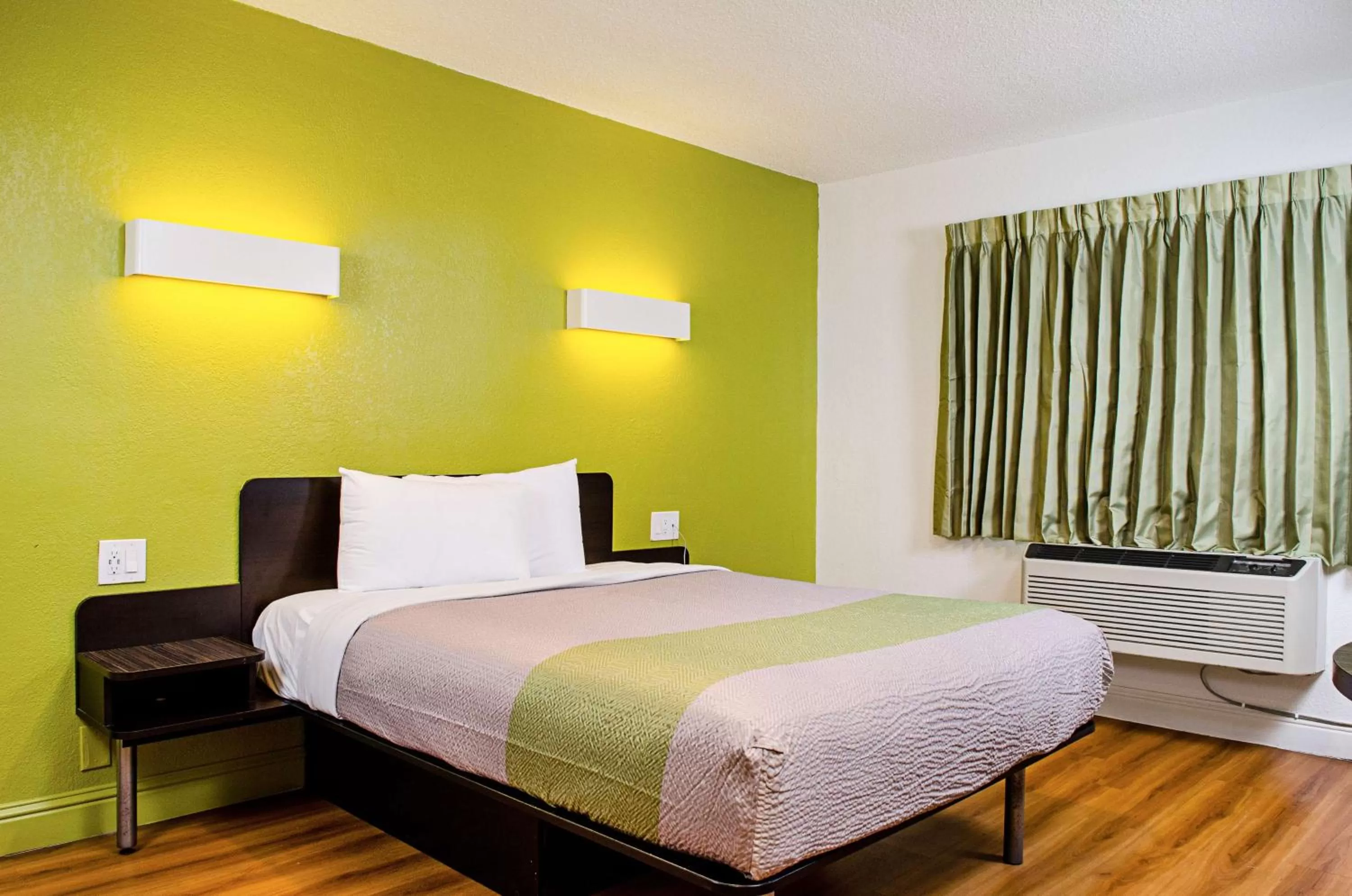 Queen Room - single occupancy - Non-Smoking in Motel 6-Modesto, CA - Downtown