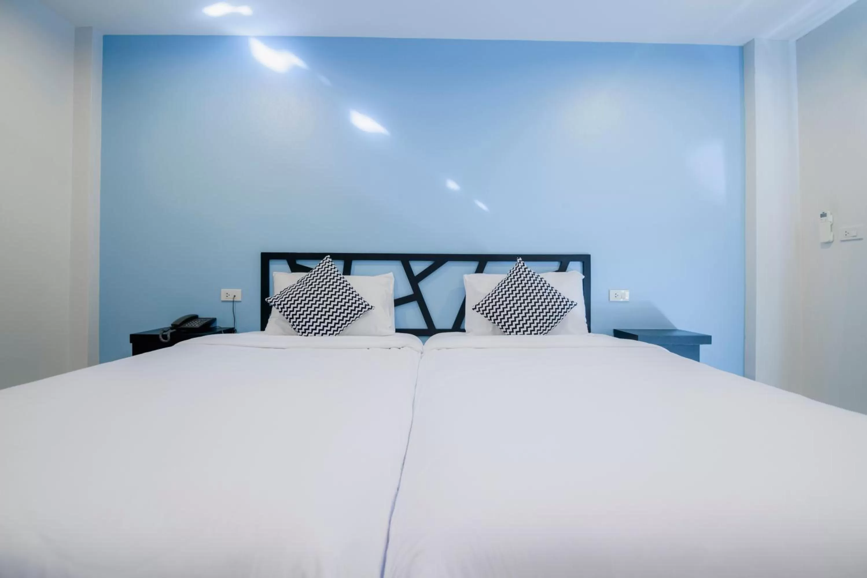 Balcony Twin Room - City View in Sleep Whale Hotel