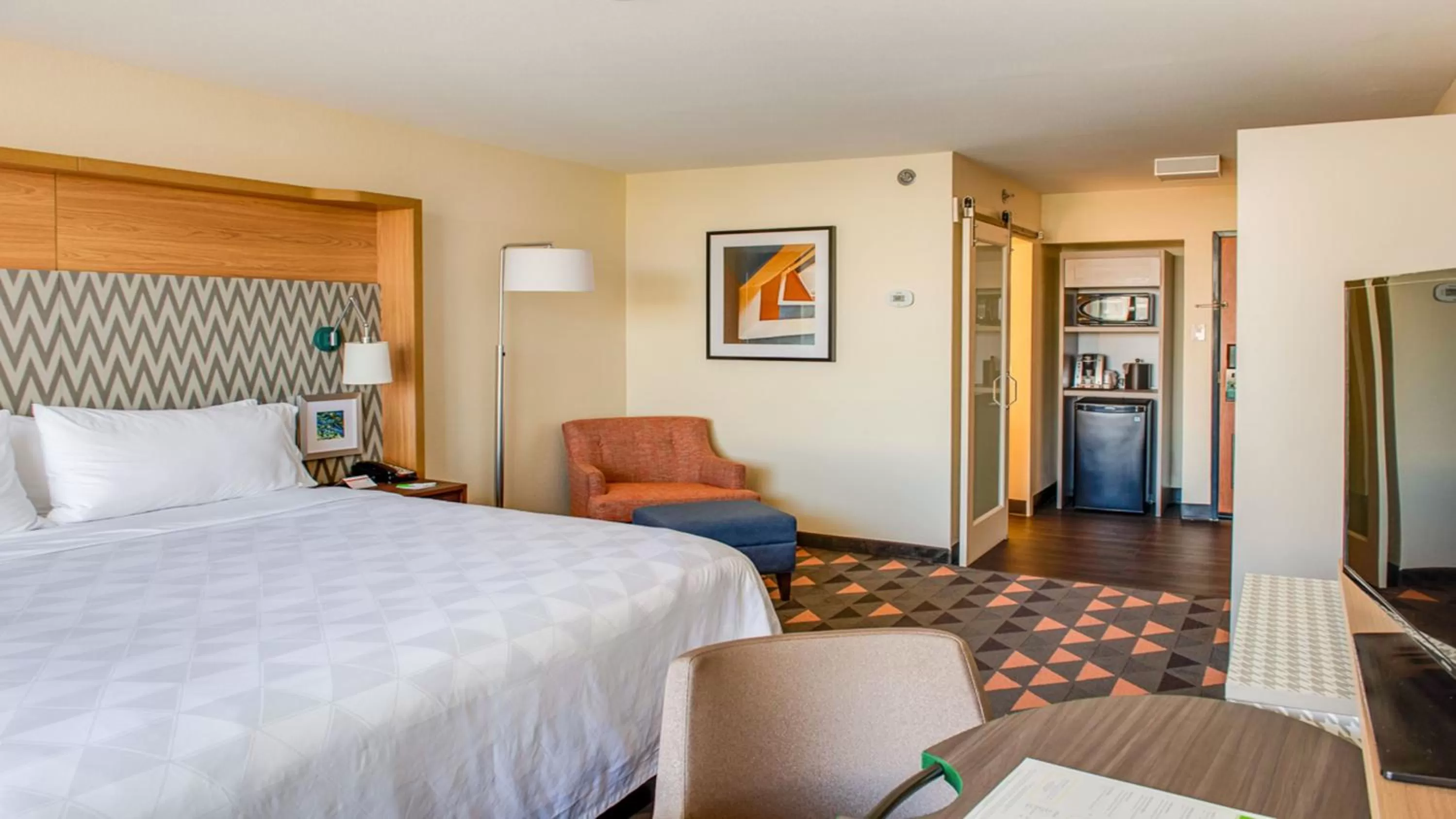 Standard King Room with Mobility Accessible Roll-In Shower in Holiday Inn Phoenix-Mesa Chandler by IHG