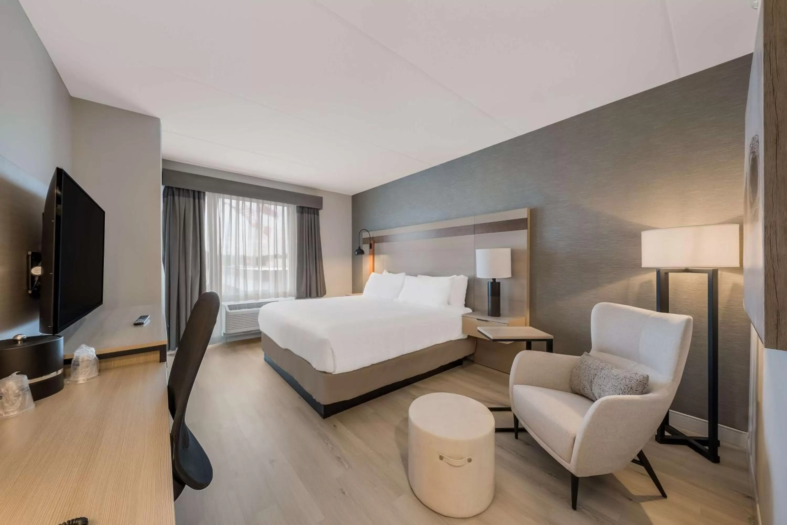 King Room with Mobility Accessible Tub in Best Western Plus Parry Sound