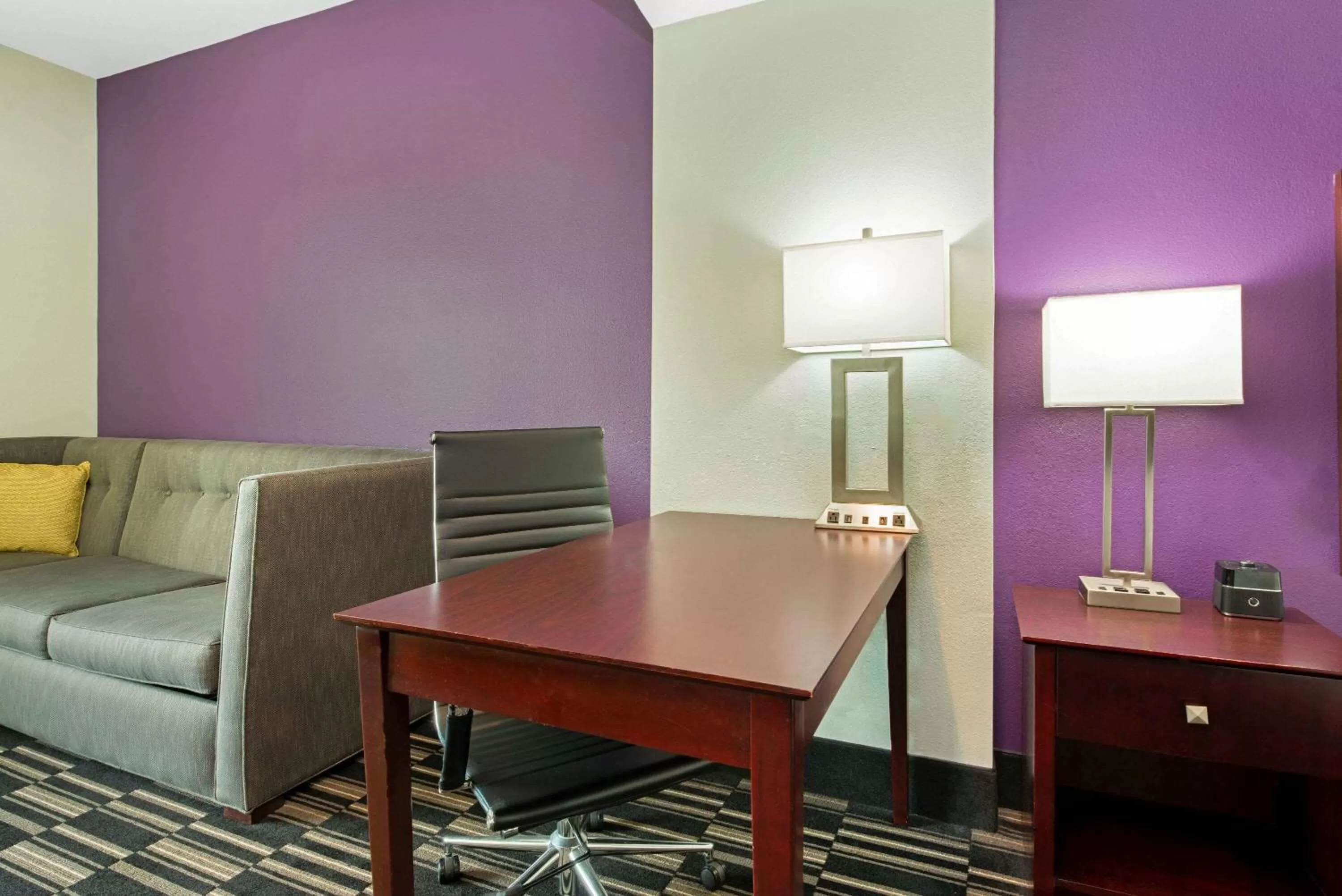 Deluxe King Room in La Quinta by Wyndham Bridge City-Orange